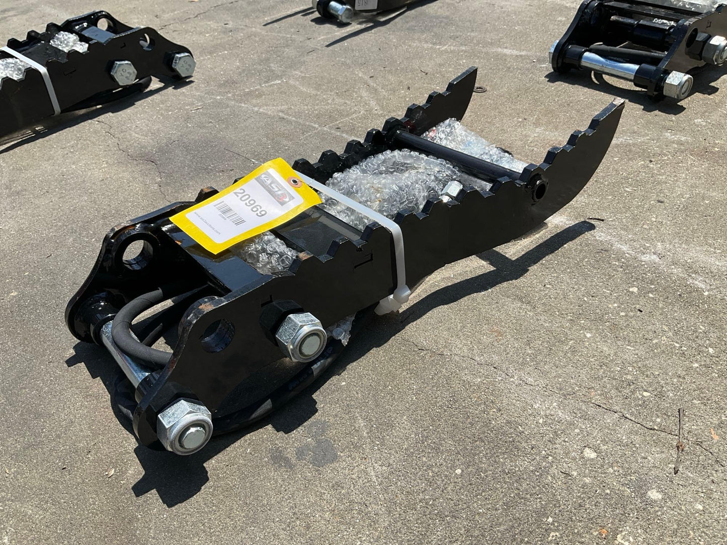 ( 1 ) UNUSED 2024 VICSEC THUMB ATTACHMENT FOR EXCAVATOR, FITS 1-2TON EXCAVATOR , 20969