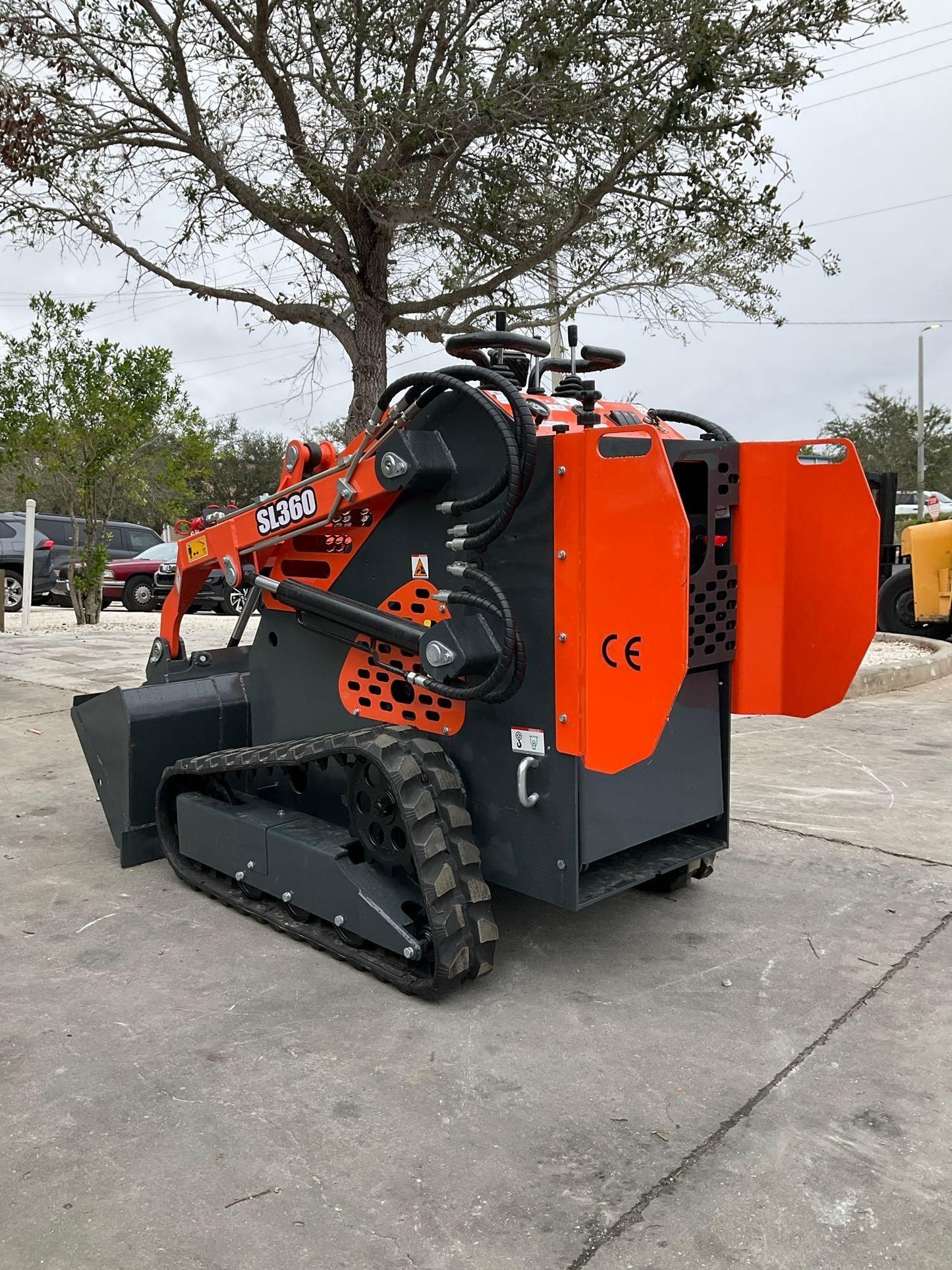 UNUSED 2024 SDLOOL SKID STEER LOADER MODEL SL360T, GAS POWERED, ELECTRIC START, RUBBER TRACKS, BUCKET APPROX 40in W 23408