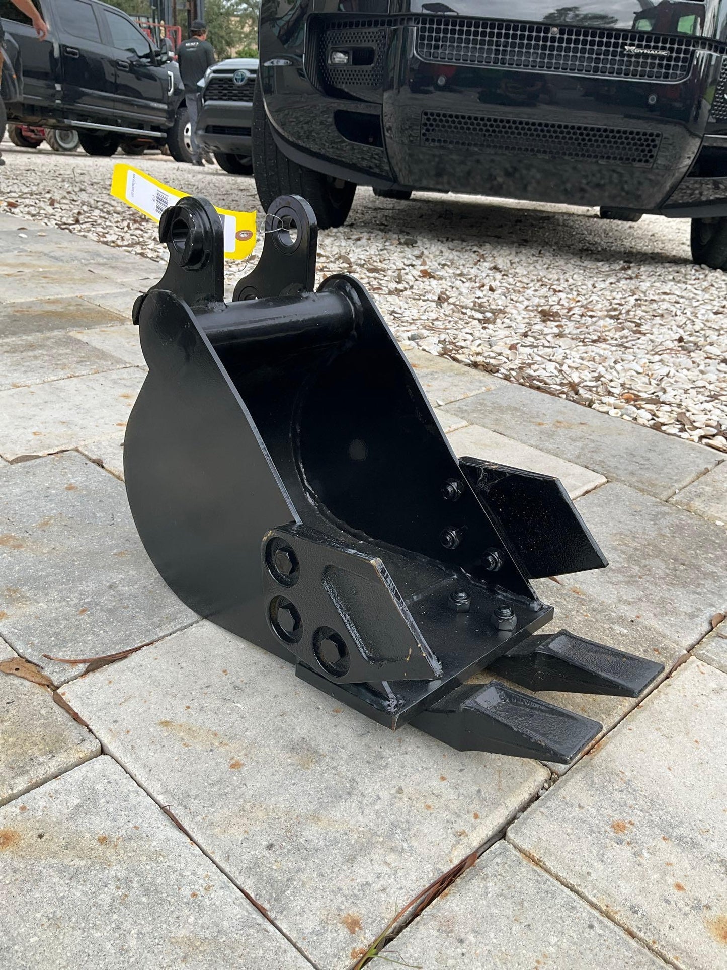 ( 1 ) UNUSED BUCKET WITH TEETH ATTACHMENT FOR MINI EXCAVATOR, APPROX 8IN WIDE , 21364