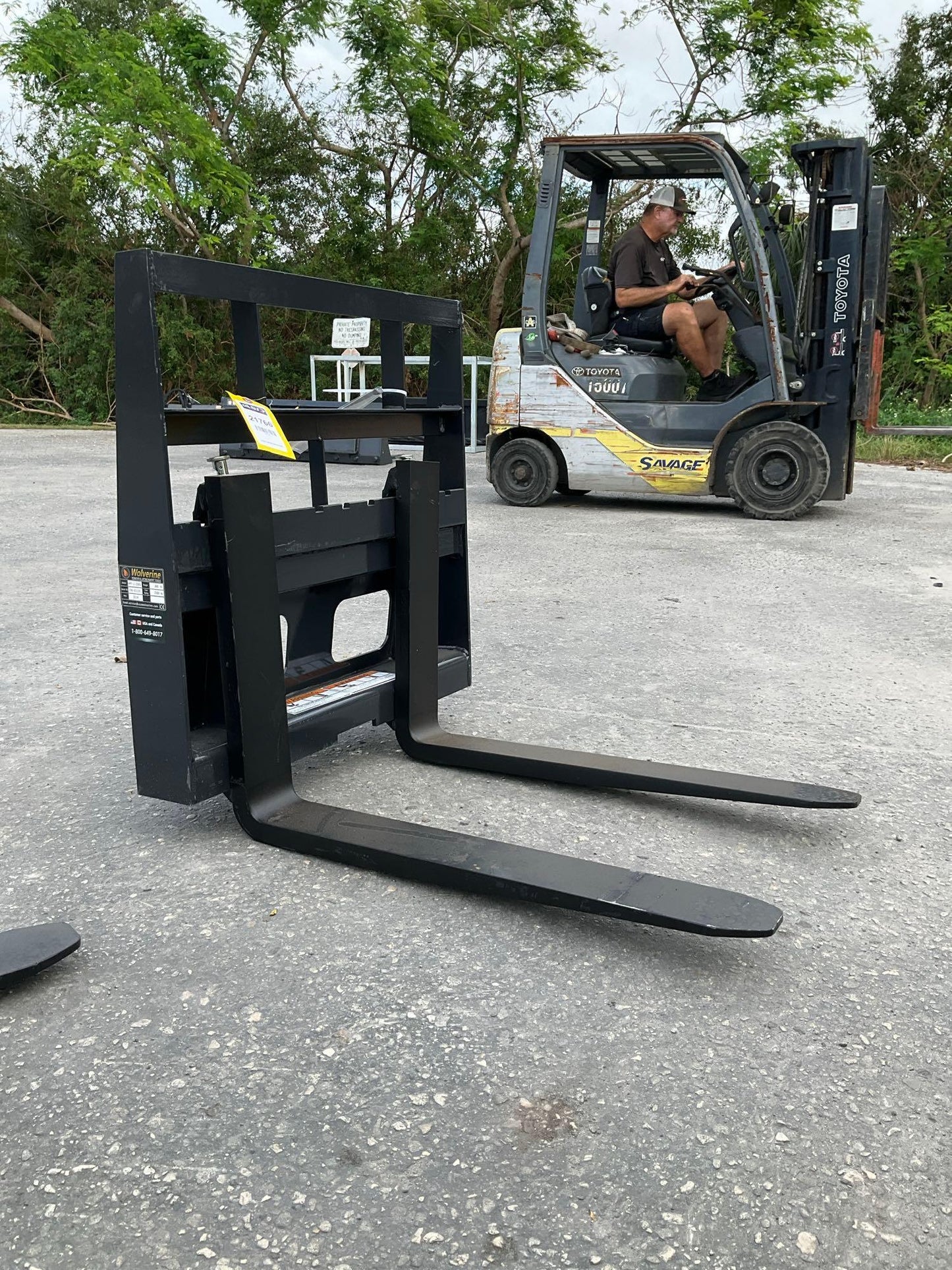 ( 1 ) UNUSED 2024 WOLVERINE MINI PALLET FORK ATTACHMENT MODEL MPF-11-2500G FOR SKID STEER 21766