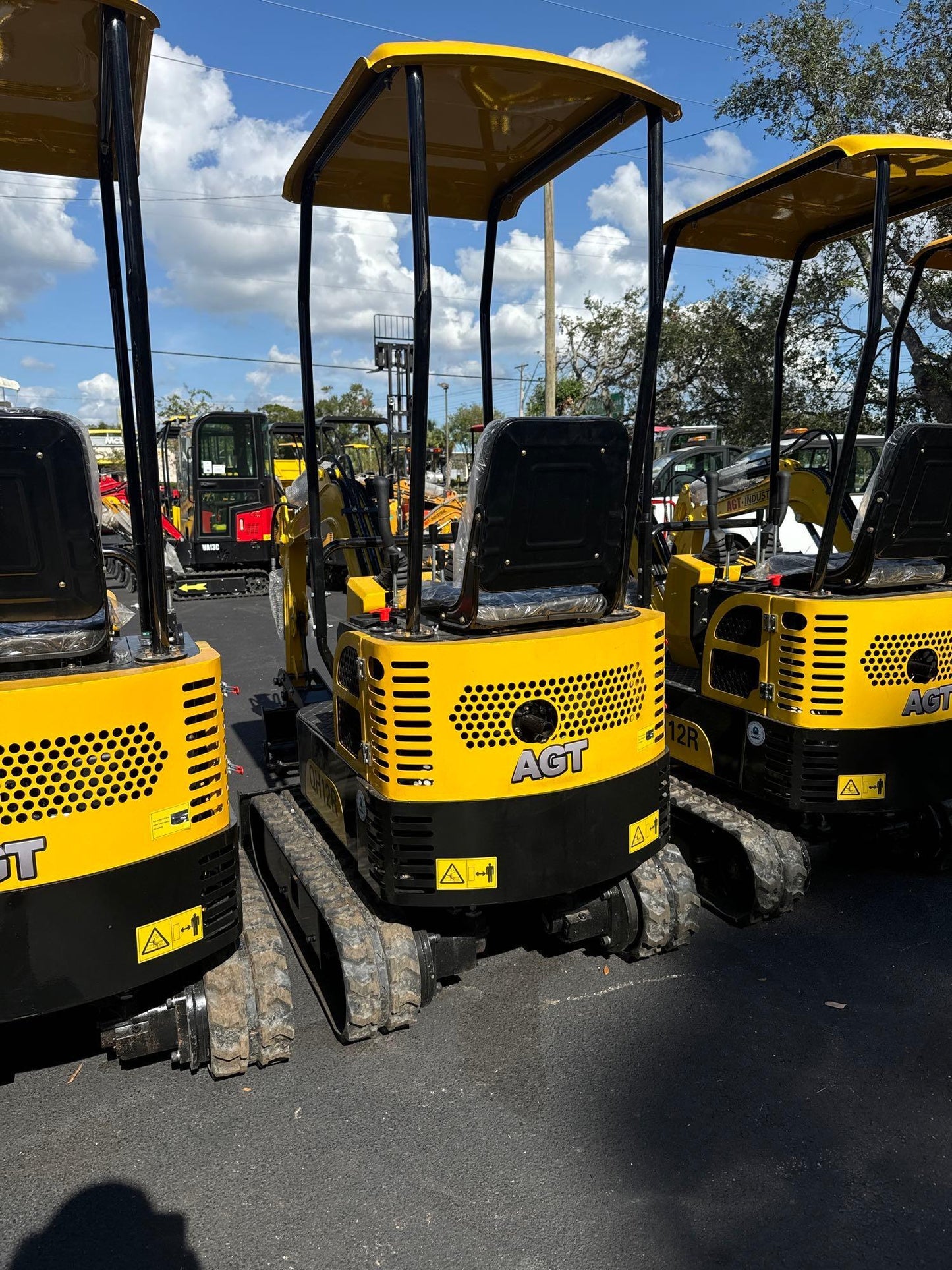 2024 QH12R EXCAVATOR, RUBBER TRACKS, BUCKET, AUX. HYDRAULICS, 21542