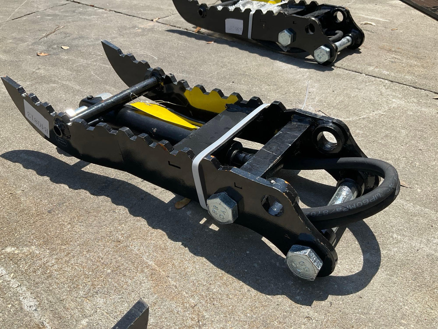 ( 1 ) UNUSED 2024 VICSEC THUMB ATTACHMENT FOR EXCAVATOR, FITS 1-2TON EXCAVATOR , 20973