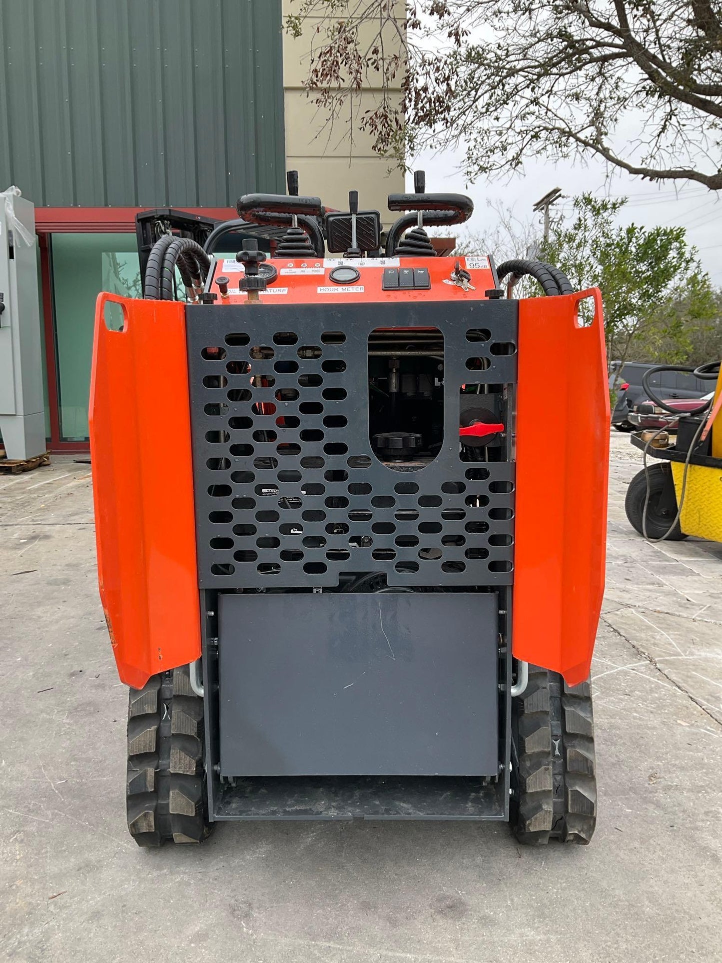 UNUSED 2024 SDLOOL SKID STEER LOADER MODEL SL360T, GAS POWERED, ELECTRIC START, RUBBER TRACKS, BUCKET APPROX 40in W 23408