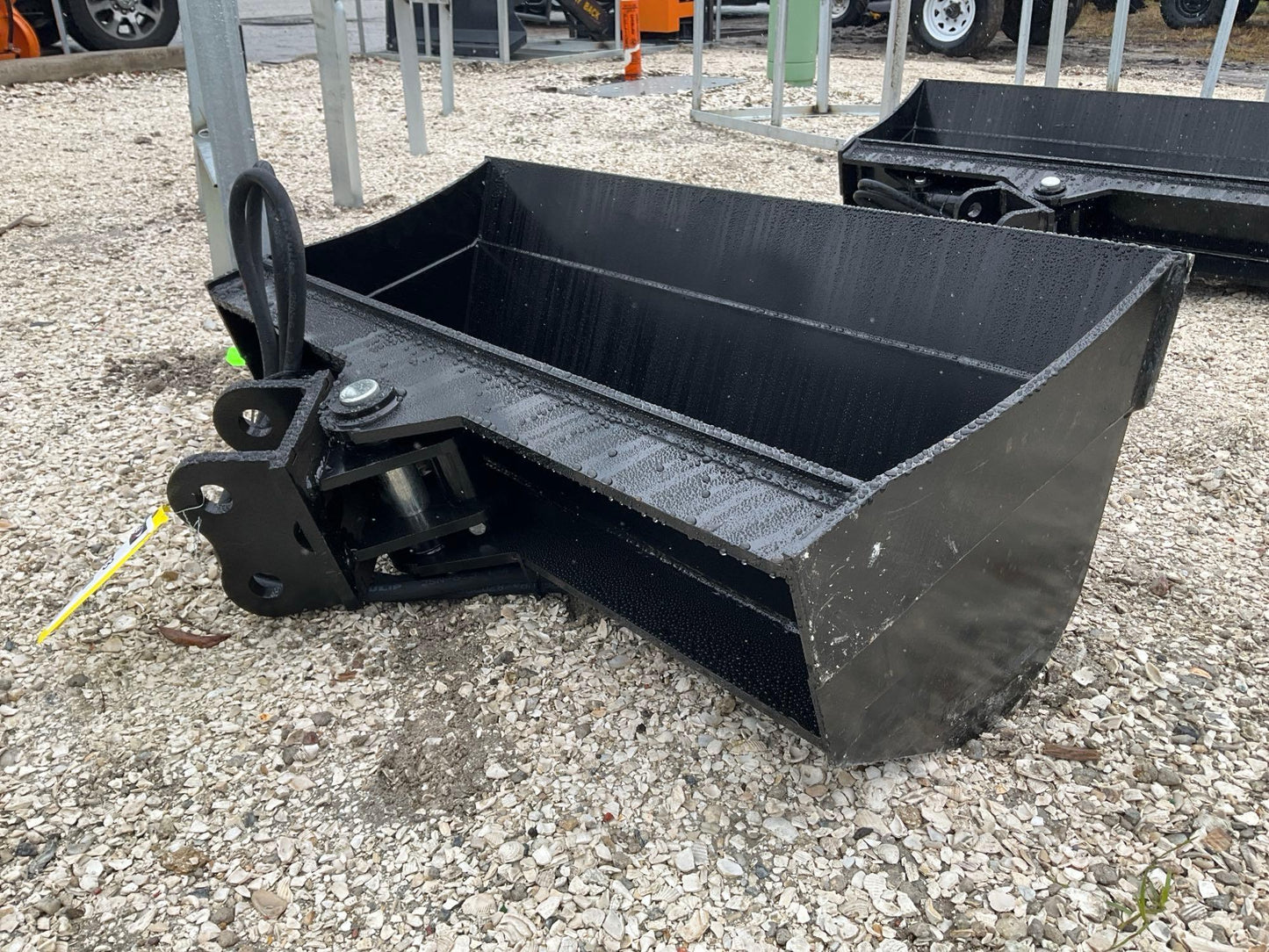 ( 1 ) 2024 UNUSED VICSEC TITLING BUCKET ATTACHMENT FOR EXCAVATOR, APPROX 32in 23378
