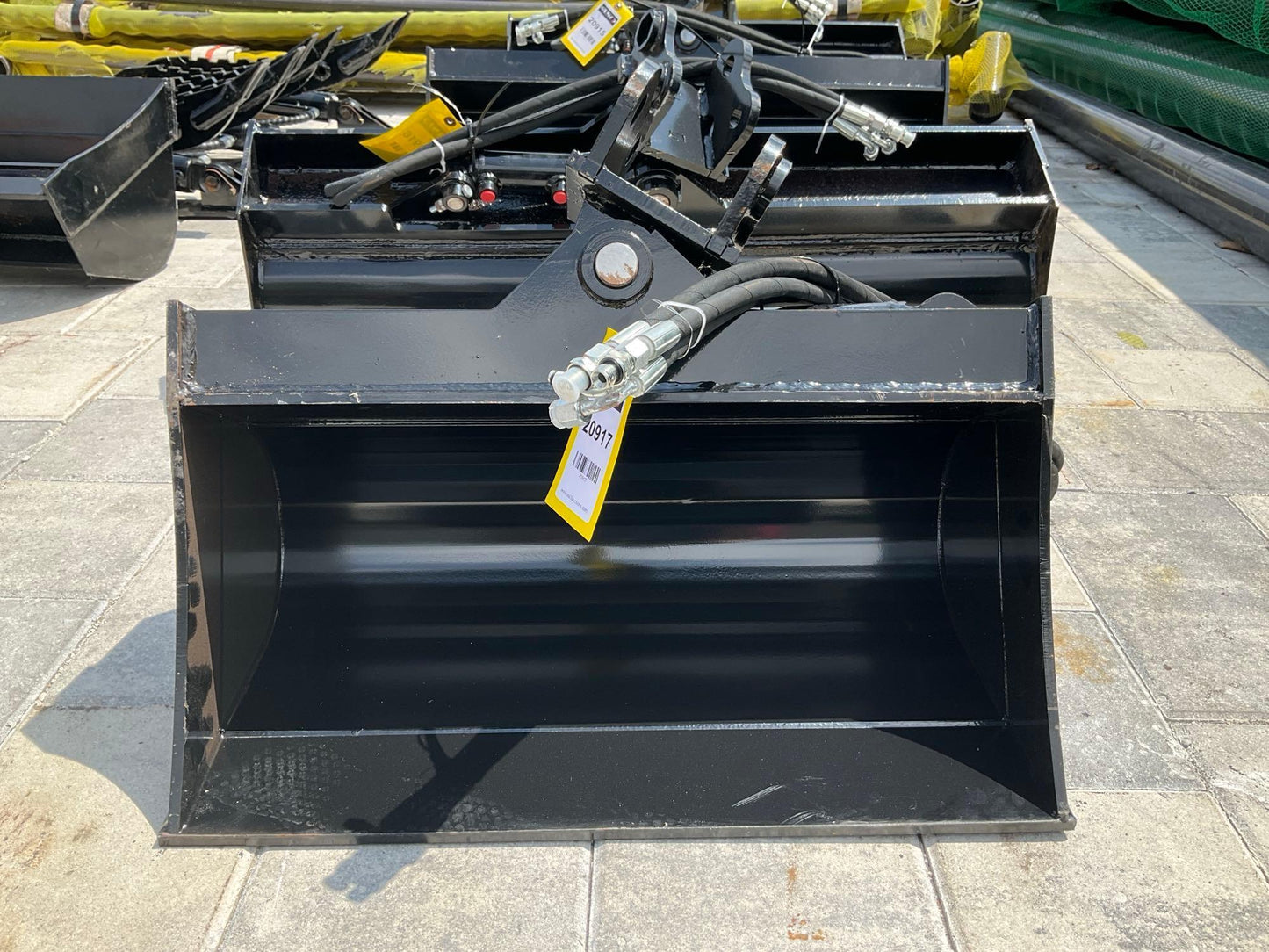 ( 1 ) UNUSED 2024 TITLING BUCKET ATTACHMENT FOR EXCAVATOR, APPROX 40in, 20915