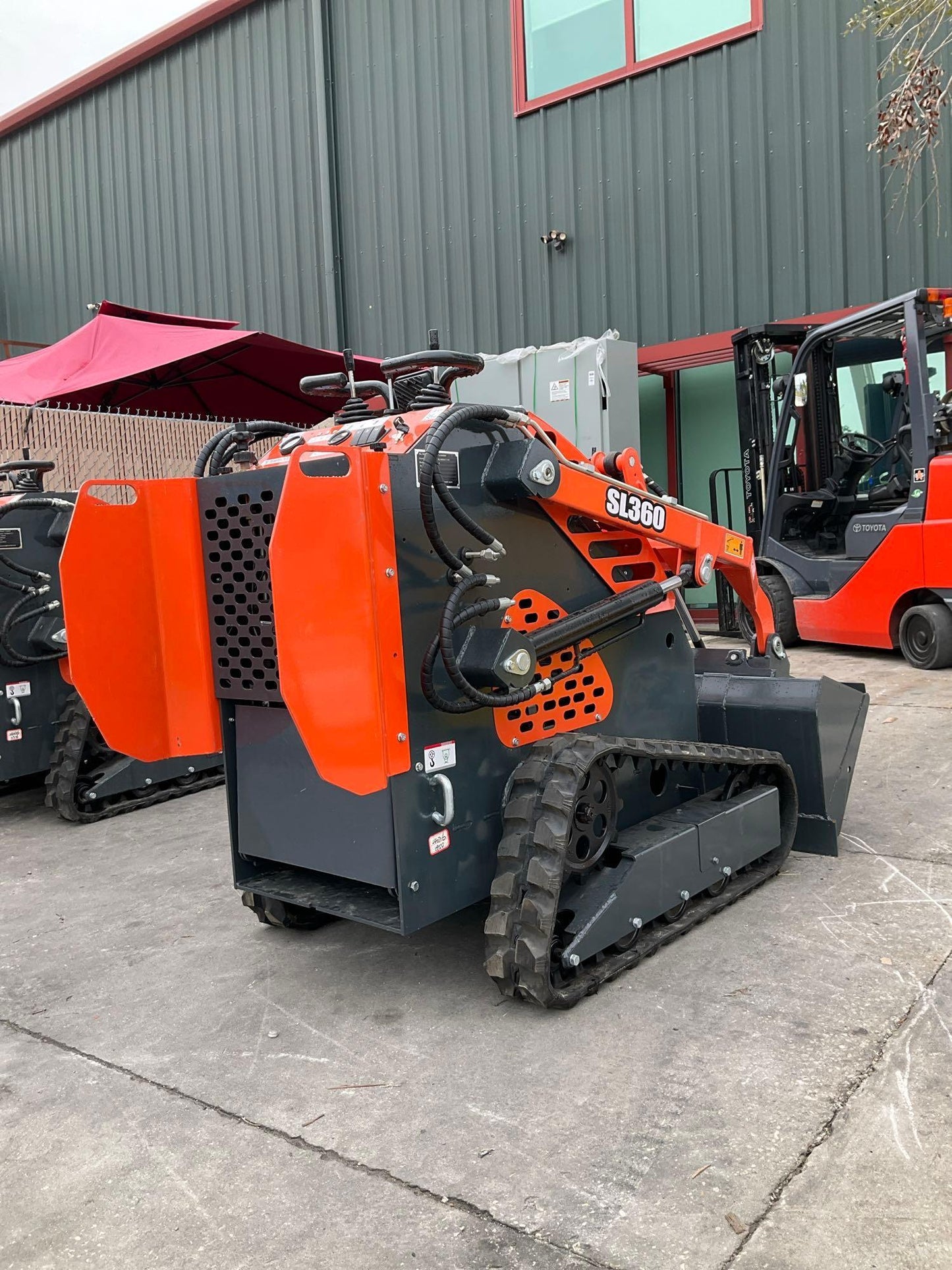 UNUSED 2024 SDLOOL SKID STEER LOADER MODEL SL360T, GAS POWERED, ELECTRIC START, RUBBER TRACKS, BUCKET APPROX 40in W 23408