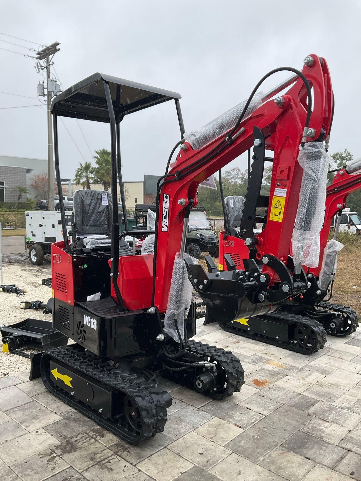 UNUSED 2024 VICSEC CRAWLER EXCAVATOR MODEL VC13C, GAS POWERED, RUBBER TRACKS, BUCKET WITH TEETH & THUMB ATTACHMENT, PUSH BLADE 23368