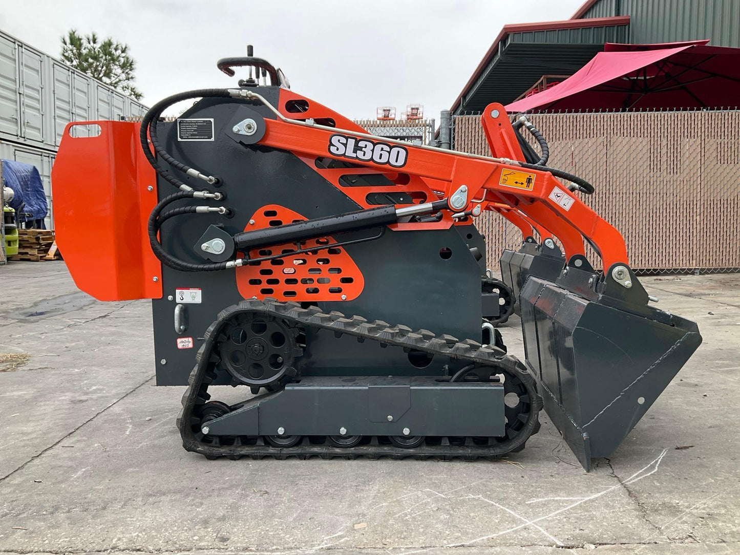 UNUSED 2024 SDLOOL SKID STEER LOADER MODEL SL360T, GAS POWERED, ELECTRIC START, RUBBER TRACKS, BUCKET APPROX 40in W 23408