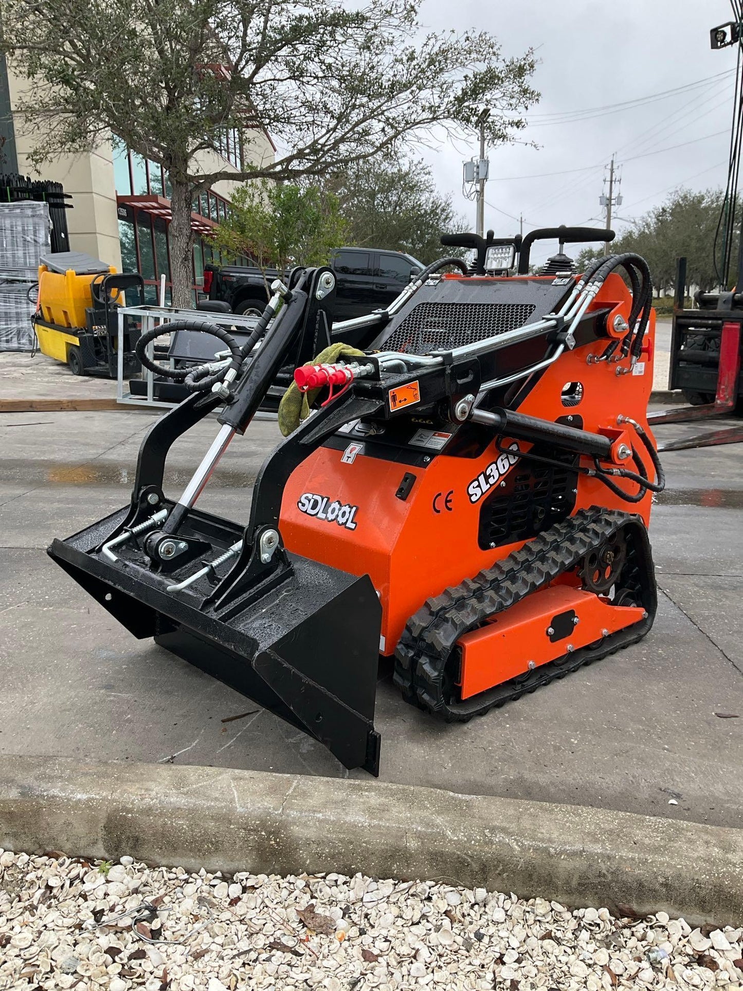 UNUSED 2024 SDLOOL SKID STEER LOADER MODEL SL36c, GAS POWERED, ELECTRIC START, RUBBER TRACKS, BUCKET APPROX 40in W 23396