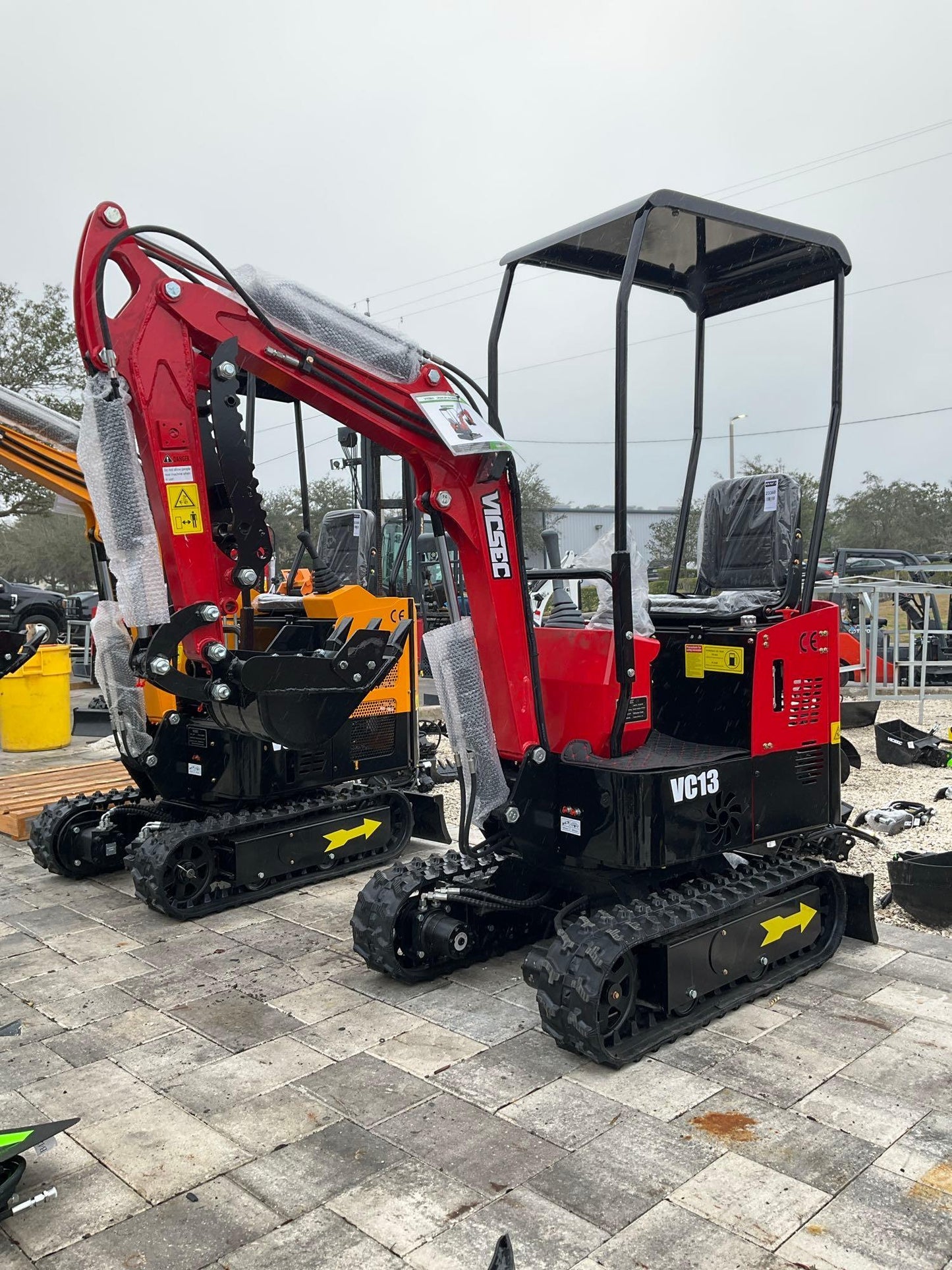 UNUSED 2024 VICSEC CRAWLER EXCAVATOR MODEL VC13C, GAS POWERED, RUBBER TRACKS, BUCKET WITH TEETH & THUMB ATTACHMENT, PUSH BLADE 23368