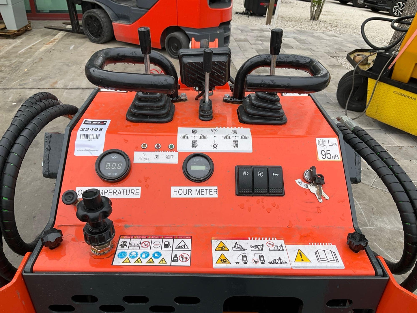 UNUSED 2024 SDLOOL SKID STEER LOADER MODEL SL360T, GAS POWERED, ELECTRIC START, RUBBER TRACKS, BUCKET APPROX 40in W 23408