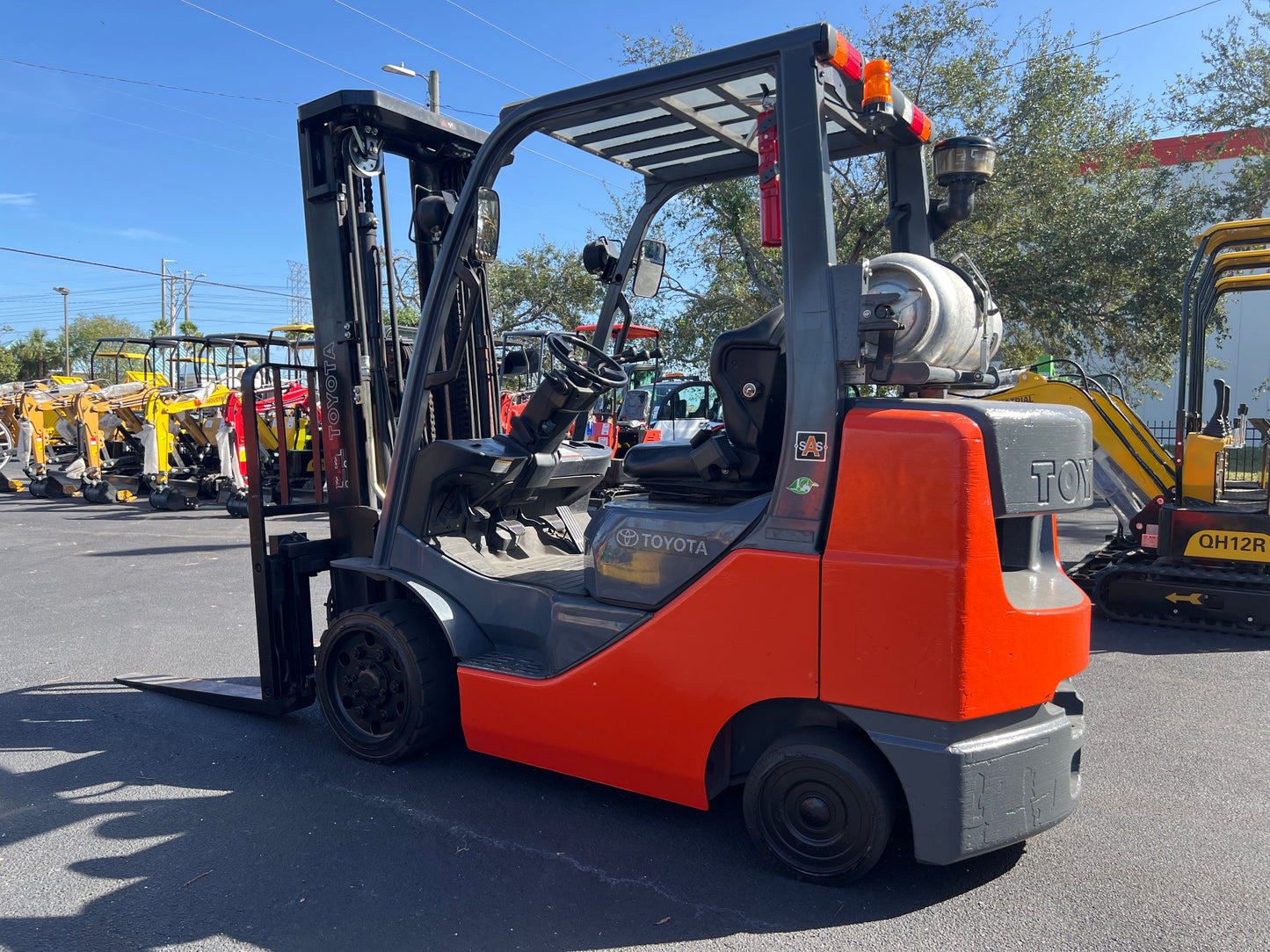 TOYOTA FORKLIFT MODEL 8FGCU30, LP POWERED, APPROX MAX CAPACITY 6,000 LBS, MAX HEIGHT 187, TILT, SIDE SHIFT, RUNS AND OPERATES, 21219