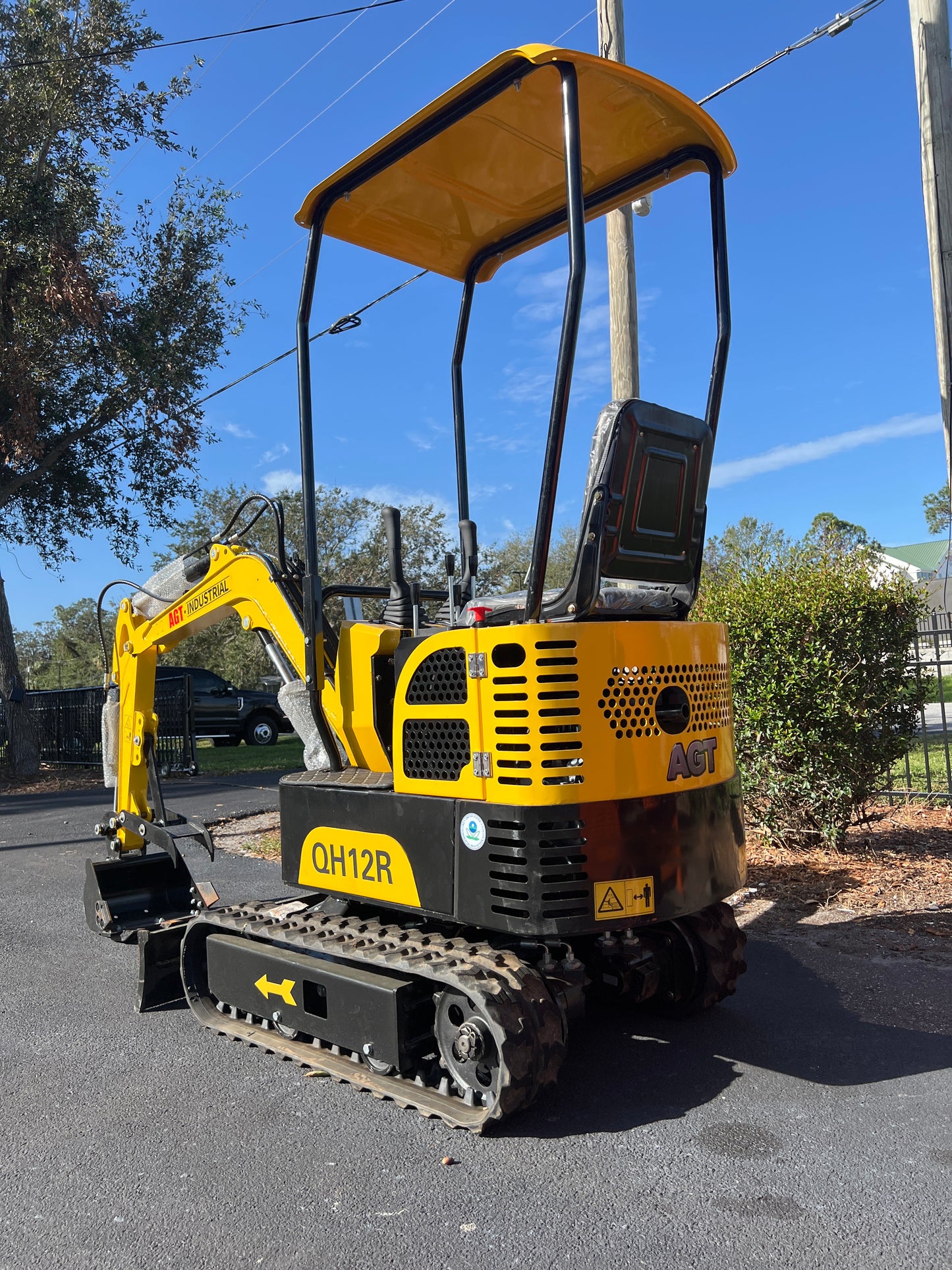 2024 QH12R EXCAVATOR, RUBBER TRACKS, BUCKET, AUX. HYDRAULICS, 21541