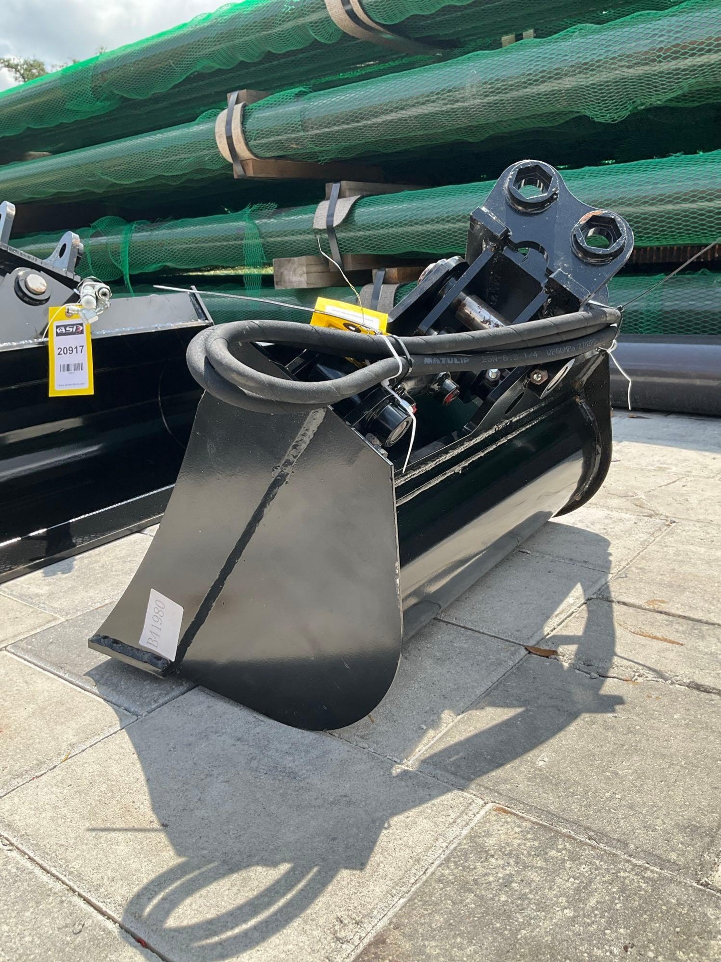 ( 1 ) UNUSED 2024 TITLING BUCKET ATTACHMENT FOR EXCAVATOR, APPROX 24in, 20918