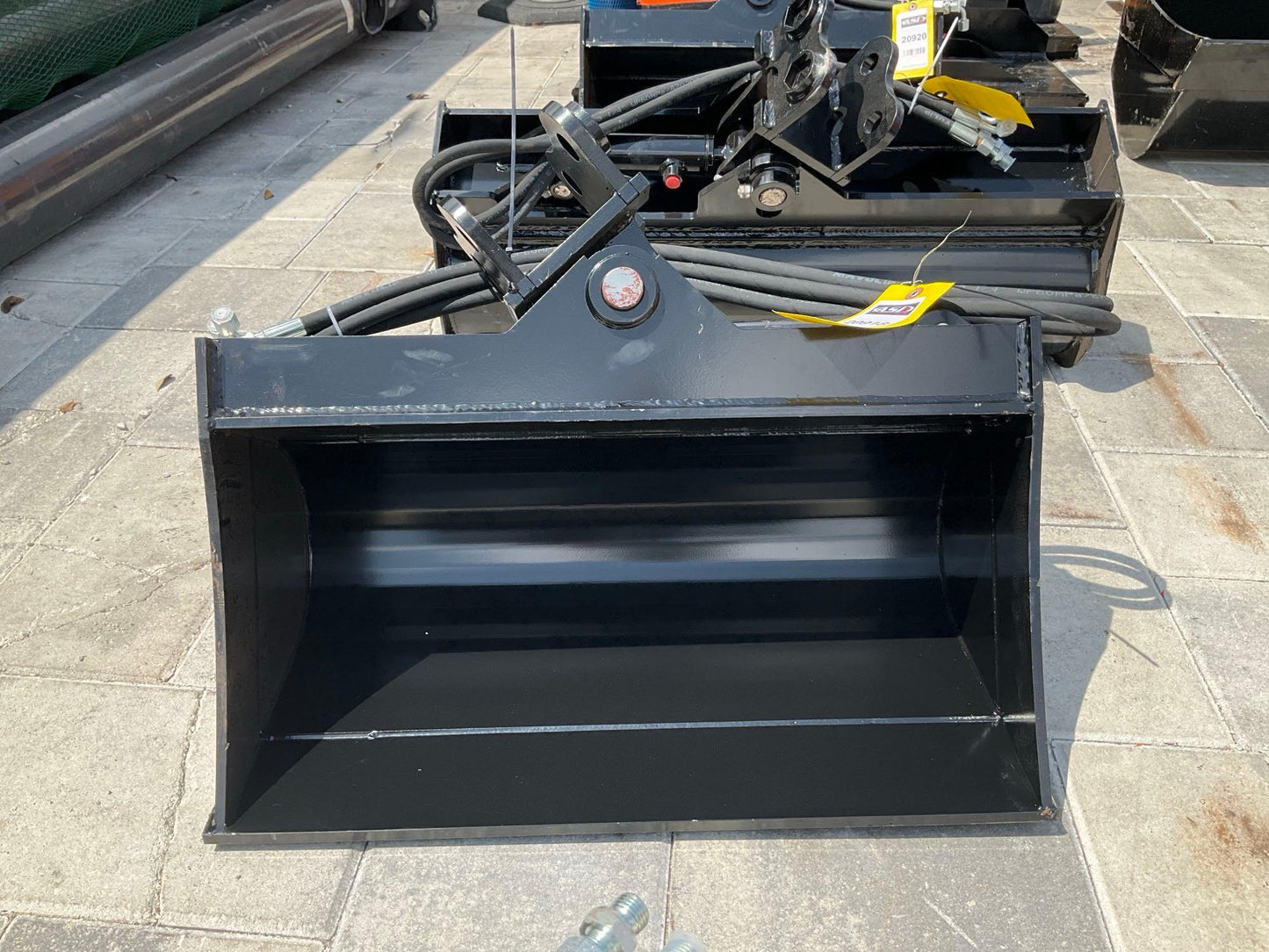 ( 1 ) UNUSED 2024 TITLING BUCKET ATTACHMENT FOR EXCAVATOR, APPROX 24in, 20918