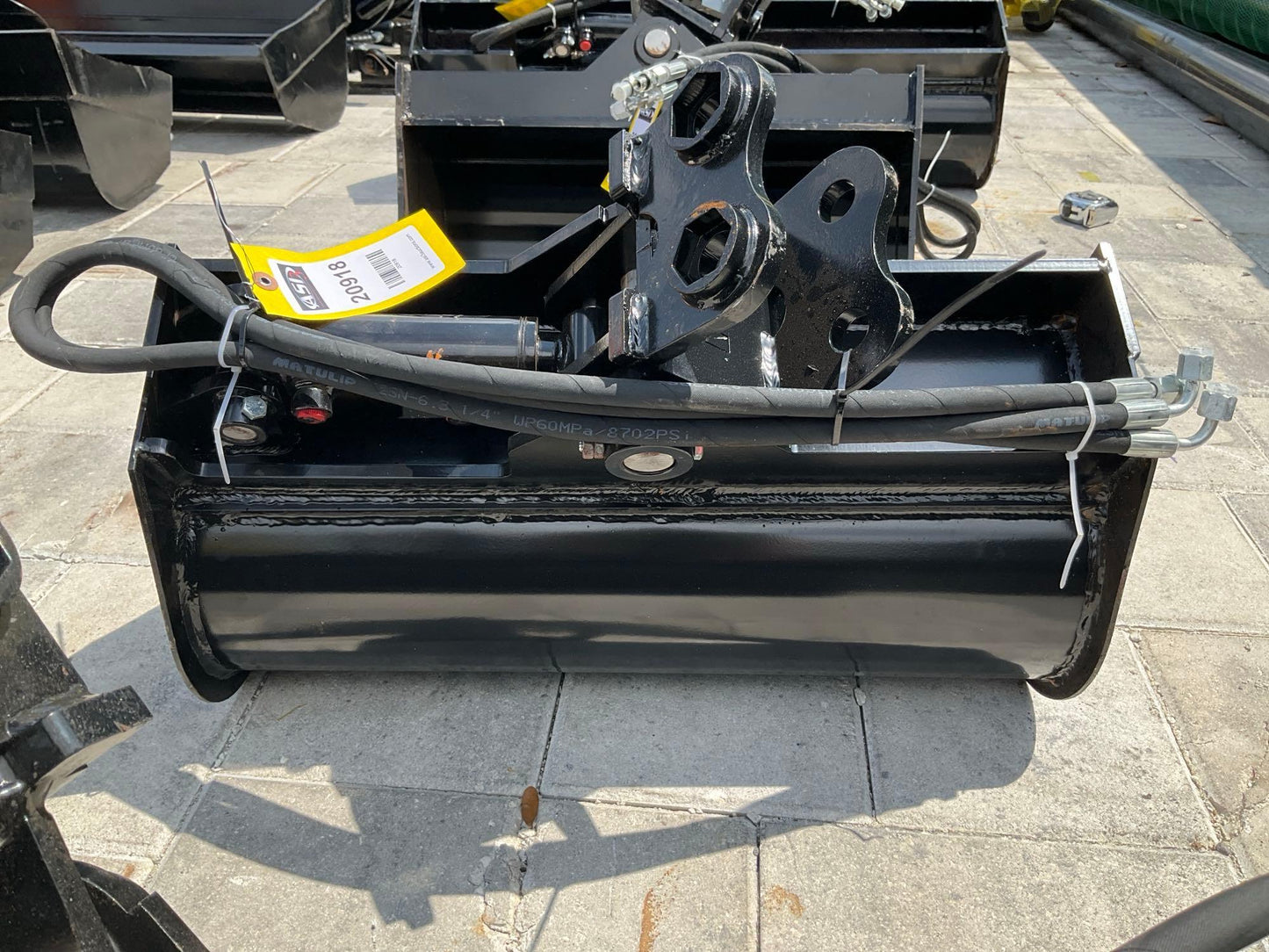 ( 1 ) UNUSED 2024 TITLING BUCKET ATTACHMENT FOR EXCAVATOR, APPROX 24in, 20918