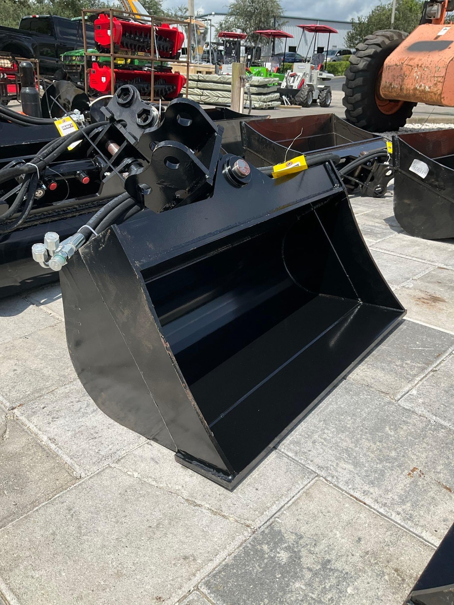 ( 1 ) UNUSED 2024 TITLING BUCKET ATTACHMENT FOR EXCAVATOR, APPROX 24in, 20918