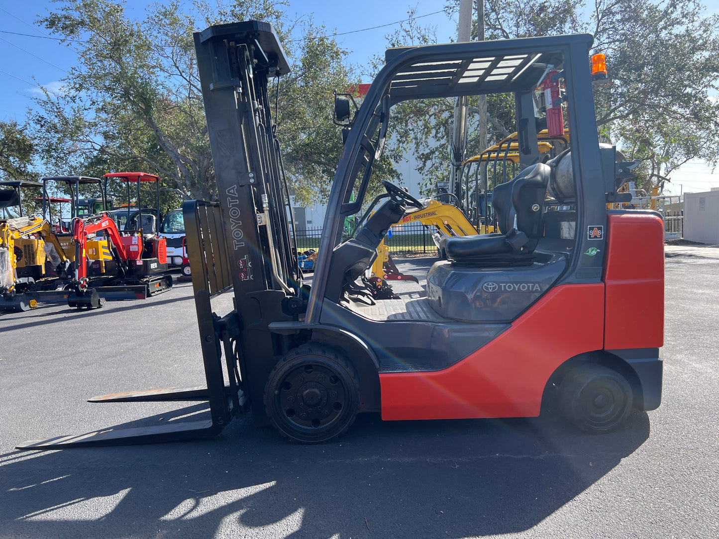 TOYOTA FORKLIFT MODEL 8FGCU30, LP POWERED, APPROX MAX CAPACITY 6,000 LBS, MAX HEIGHT 187, TILT, SIDE SHIFT, RUNS AND OPERATES, 21219