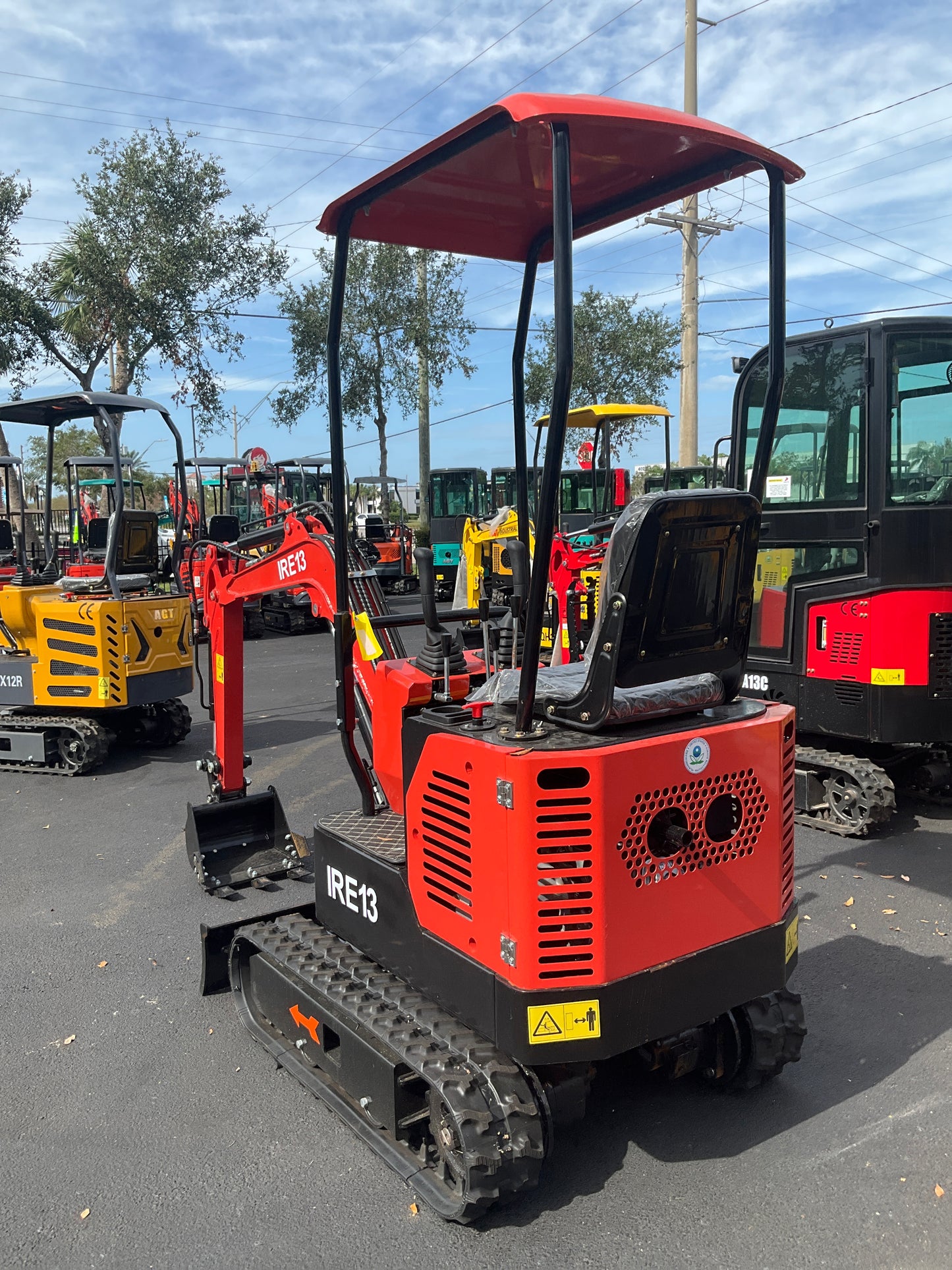 UNUSED 2024 IR MINI EXCAVATOR MODEL IRE13, GAS POWERED,RUBBER TRACKS, BUCKET WITH TEETH , PUSH BLADE, TOOL BOX INCLUDED, 21353