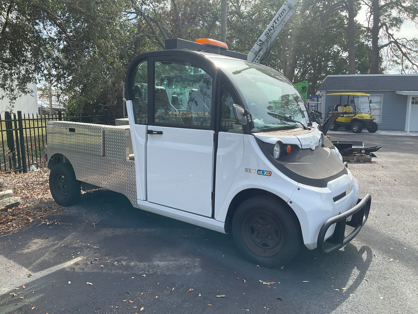 2018 GEM EL XD ELECTRIC CART MODEL LSV/VBV WITH UTILITY BED, APPROX 48 VOLTS, ENCLOSED CAB, 21036