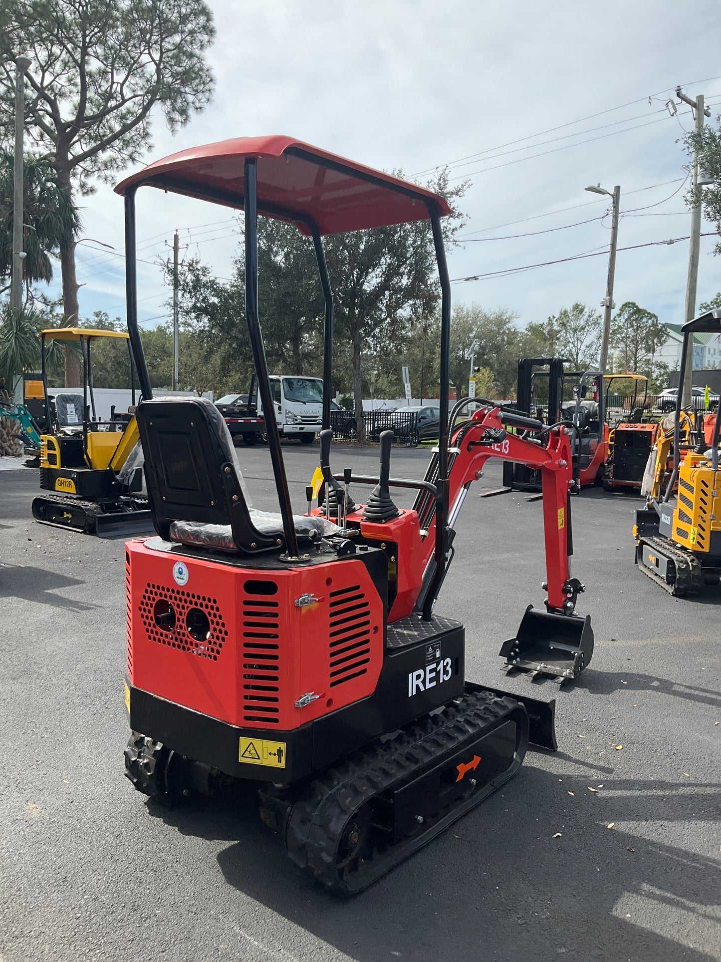 UNUSED 2024 IR MINI EXCAVATOR MODEL IRE13, GAS POWERED,RUBBER TRACKS, BUCKET WITH TEETH , PUSH BLADE, TOOL BOX INCLUDED, 21353