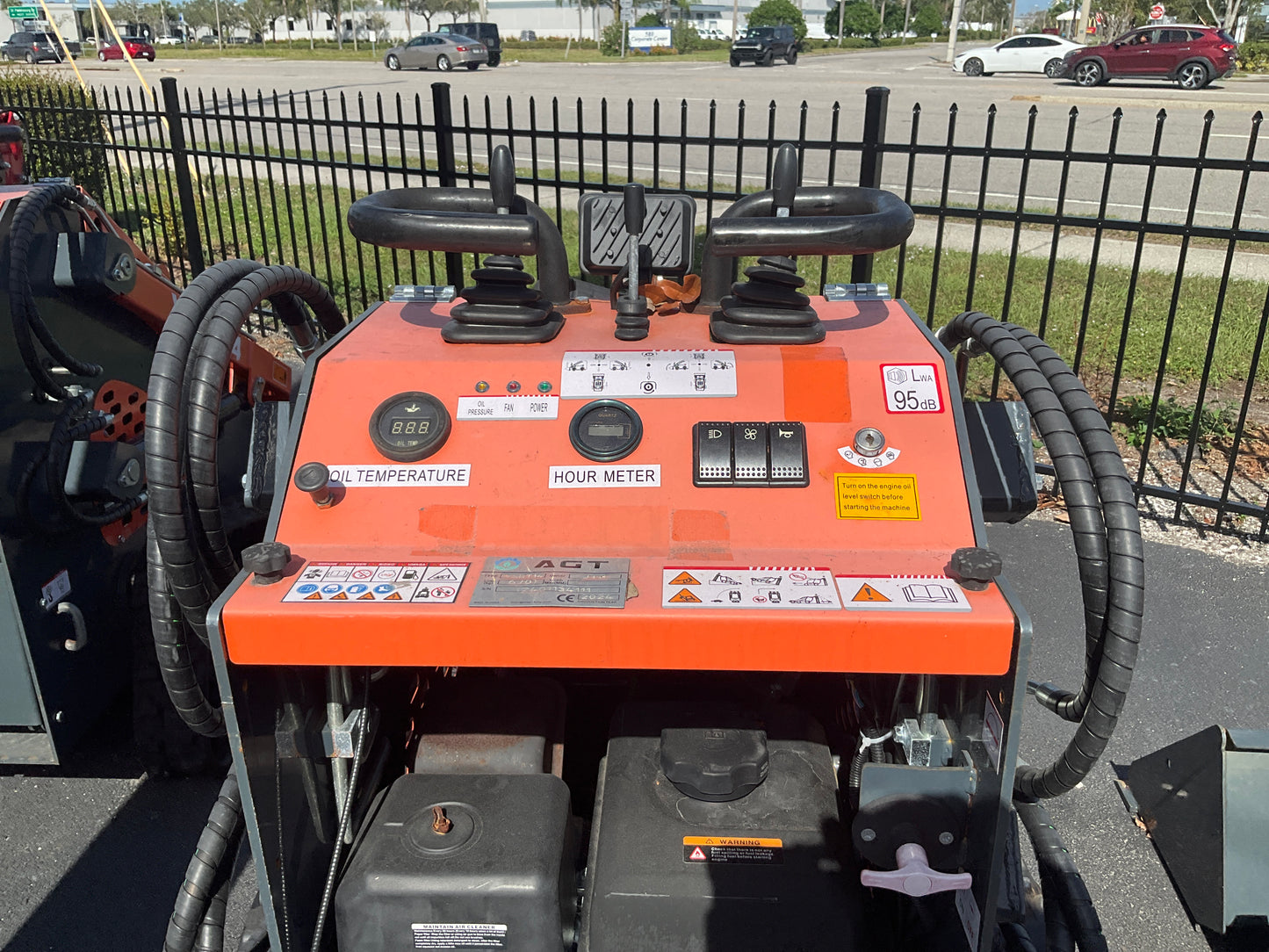 UNUSED 2024 AGT MINI SKID STEER LOADER MODEL YSRT14, GAS POWERED, RUBBER TRACKS, BUCKET APPROX 38in,