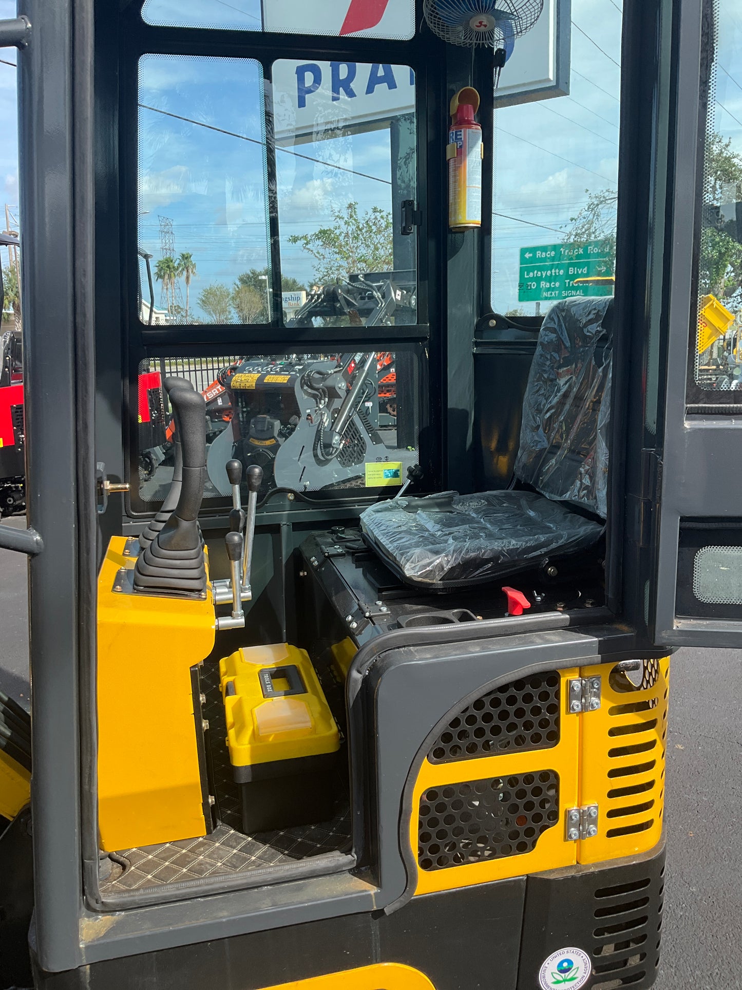 UNUSED 2024 AGROTK MINI CRAWLER EXCAVATOR MODEL QH13R, GAS POWERED, ENCLOSED CAB,  RUBBER TRACKS, 19261