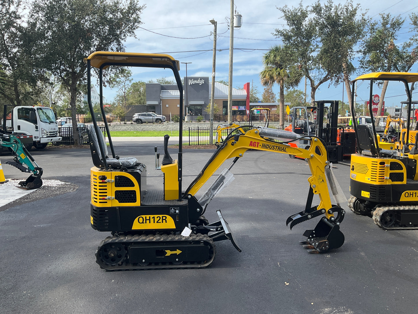 2024 QH12R EXCAVATOR, RUBBER TRACKS, BUCKET, AUX. HYDRAULICS, 21542