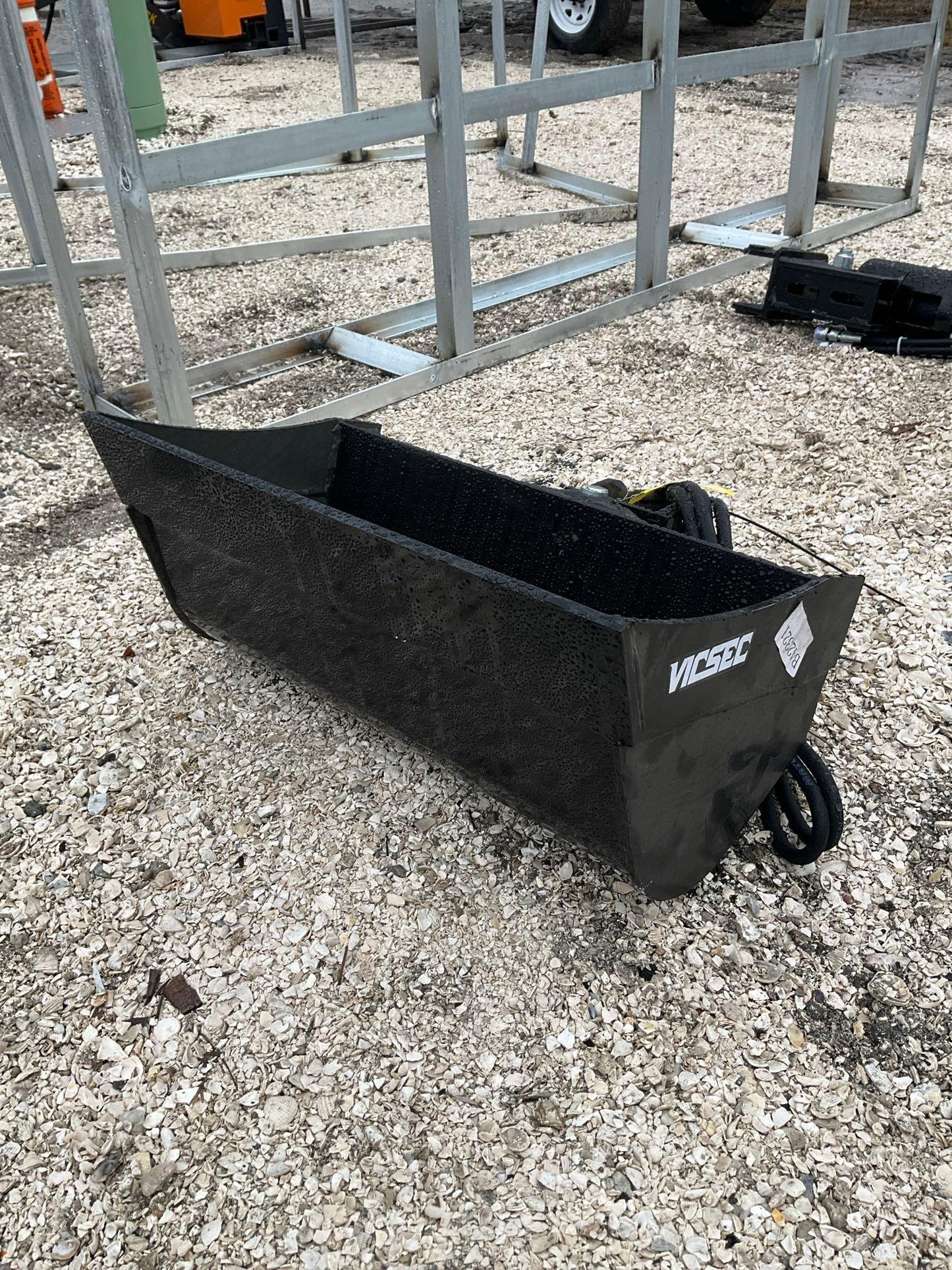 ( 1 ) 2024 UNUSED VICSEC TITLING BUCKET ATTACHMENT FOR EXCAVATOR, APPROX 24in 23381