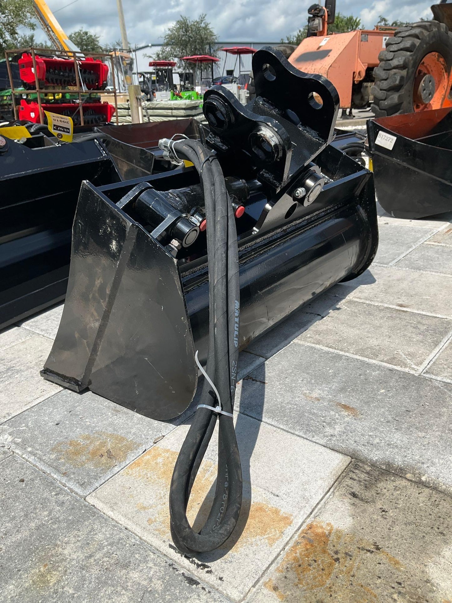 ( 1 ) UNUSED 2024 TITLING BUCKET ATTACHMENT FOR EXCAVATOR, APPROX 24in, 20917