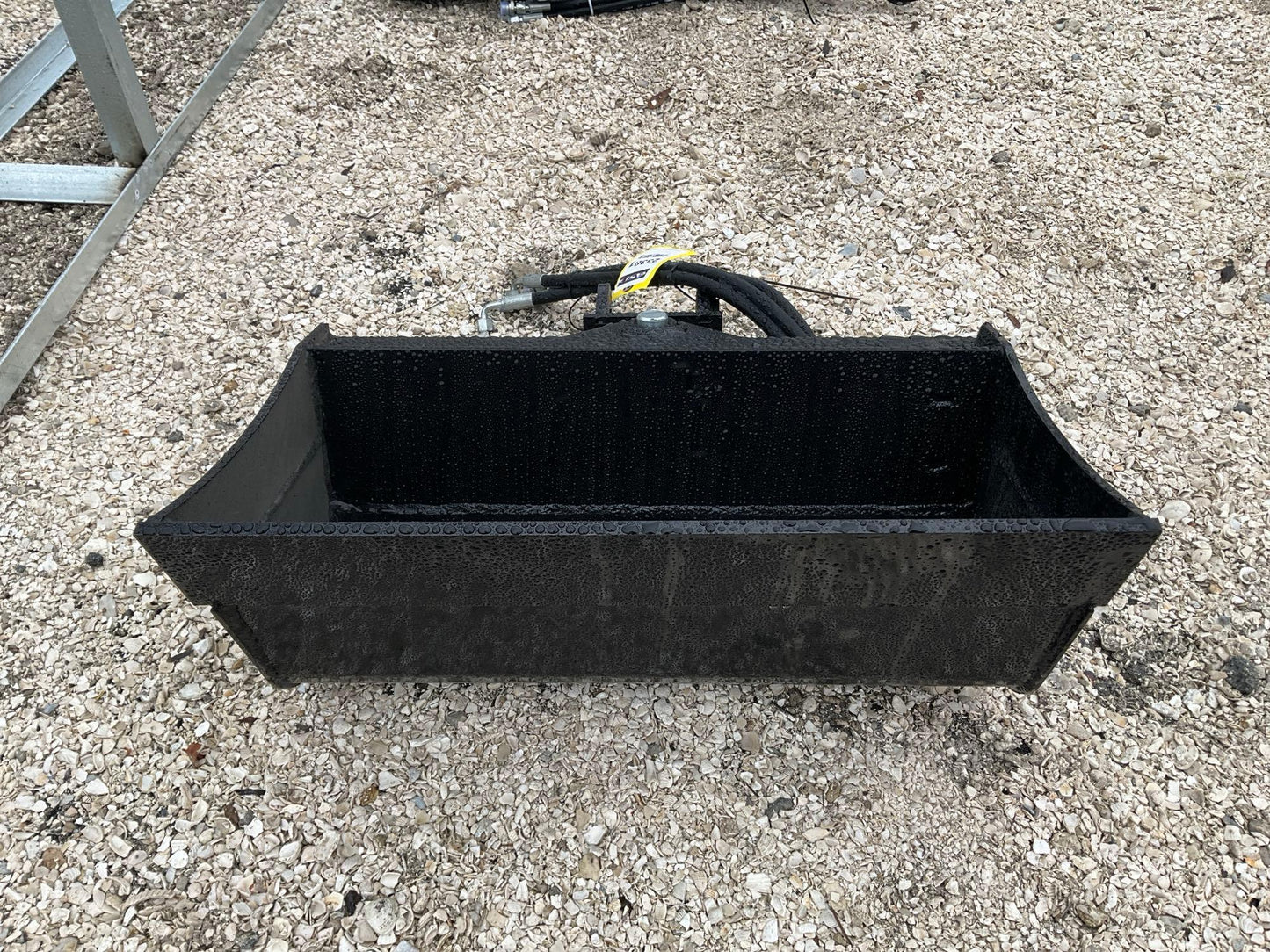 ( 1 ) 2024 UNUSED VICSEC TITLING BUCKET ATTACHMENT FOR EXCAVATOR, APPROX 24in 23381