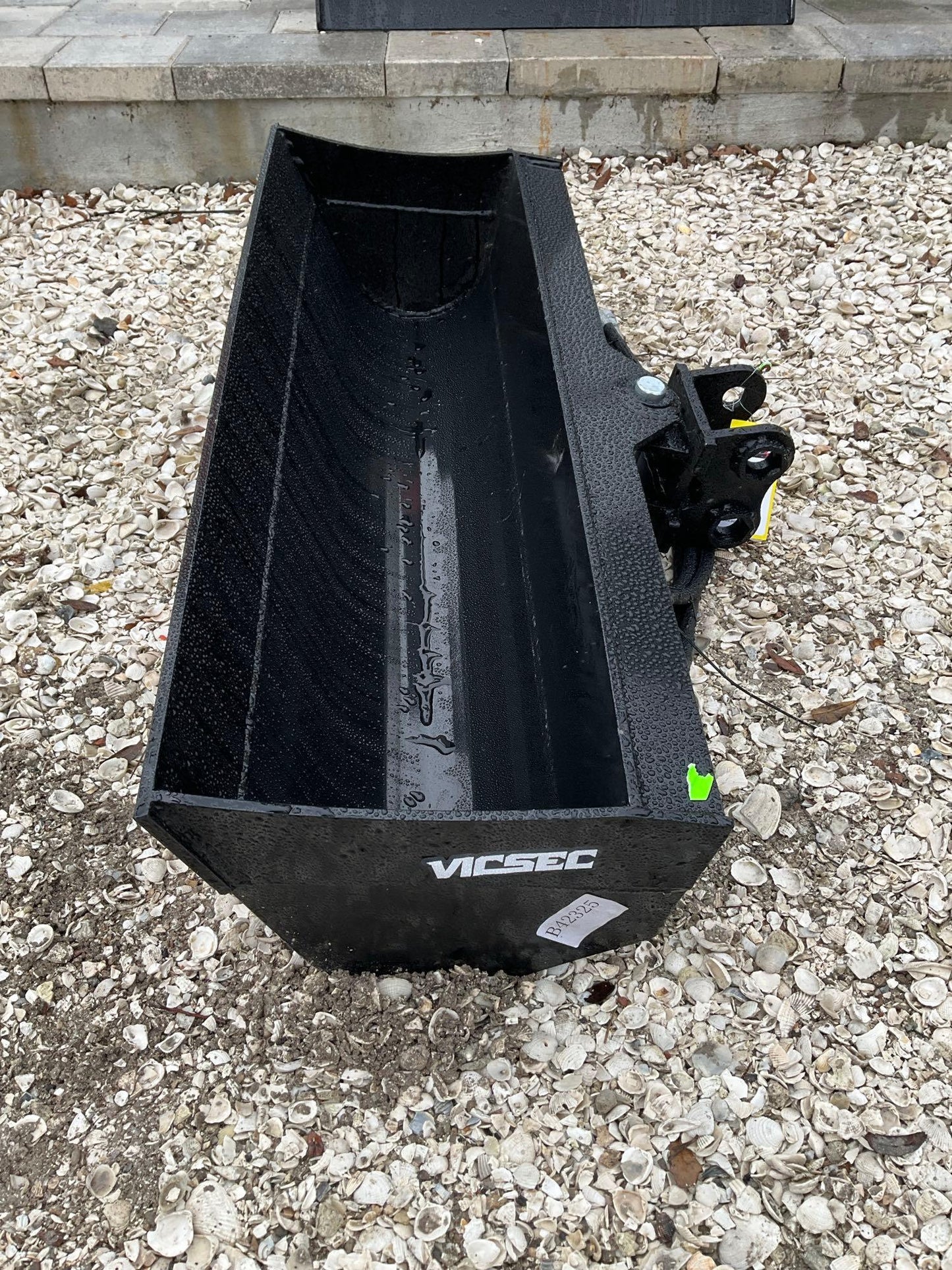 ( 1 ) 2024 UNUSED VICSEC TITLING BUCKET ATTACHMENT FOR EXCAVATOR, APPROX 40in 23358
