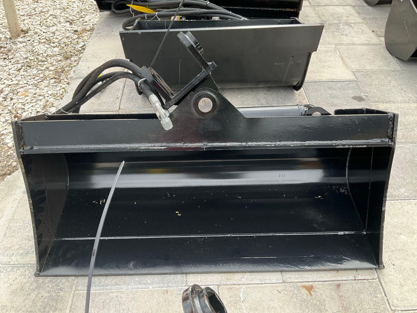 ( 1 ) UNUSED 2024 TITLING BUCKET ATTACHMENT FOR EXCAVATOR, APPROX 32in, 20910