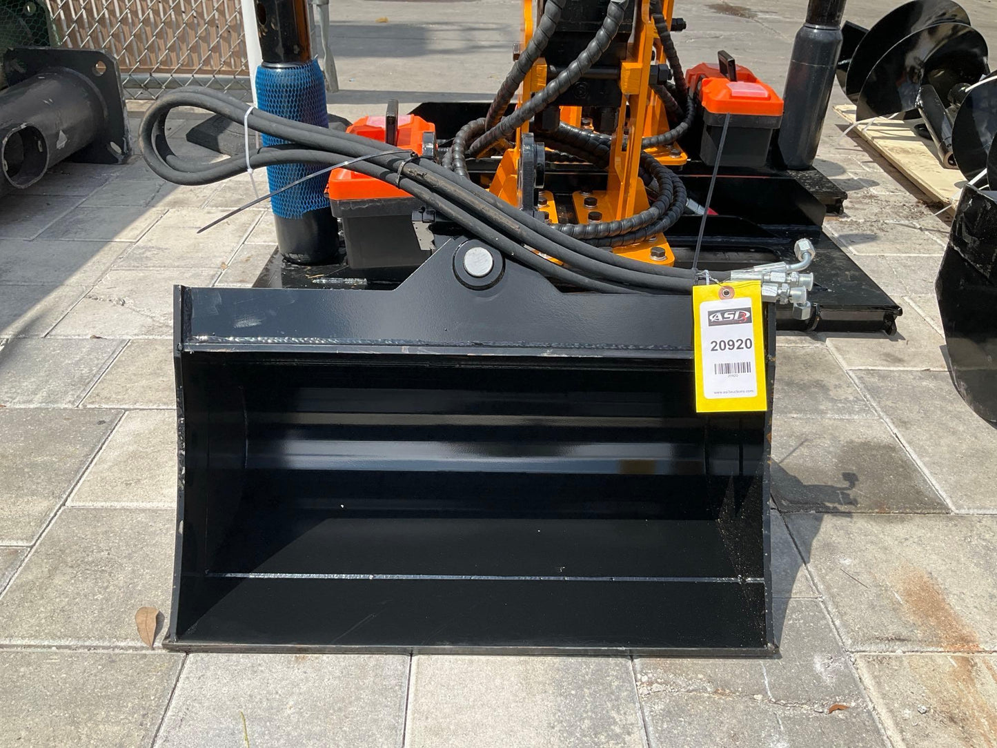 ( 1 ) UNUSED 2024 TITLING BUCKET ATTACHMENT FOR EXCAVATOR, APPROX 24in, 20920