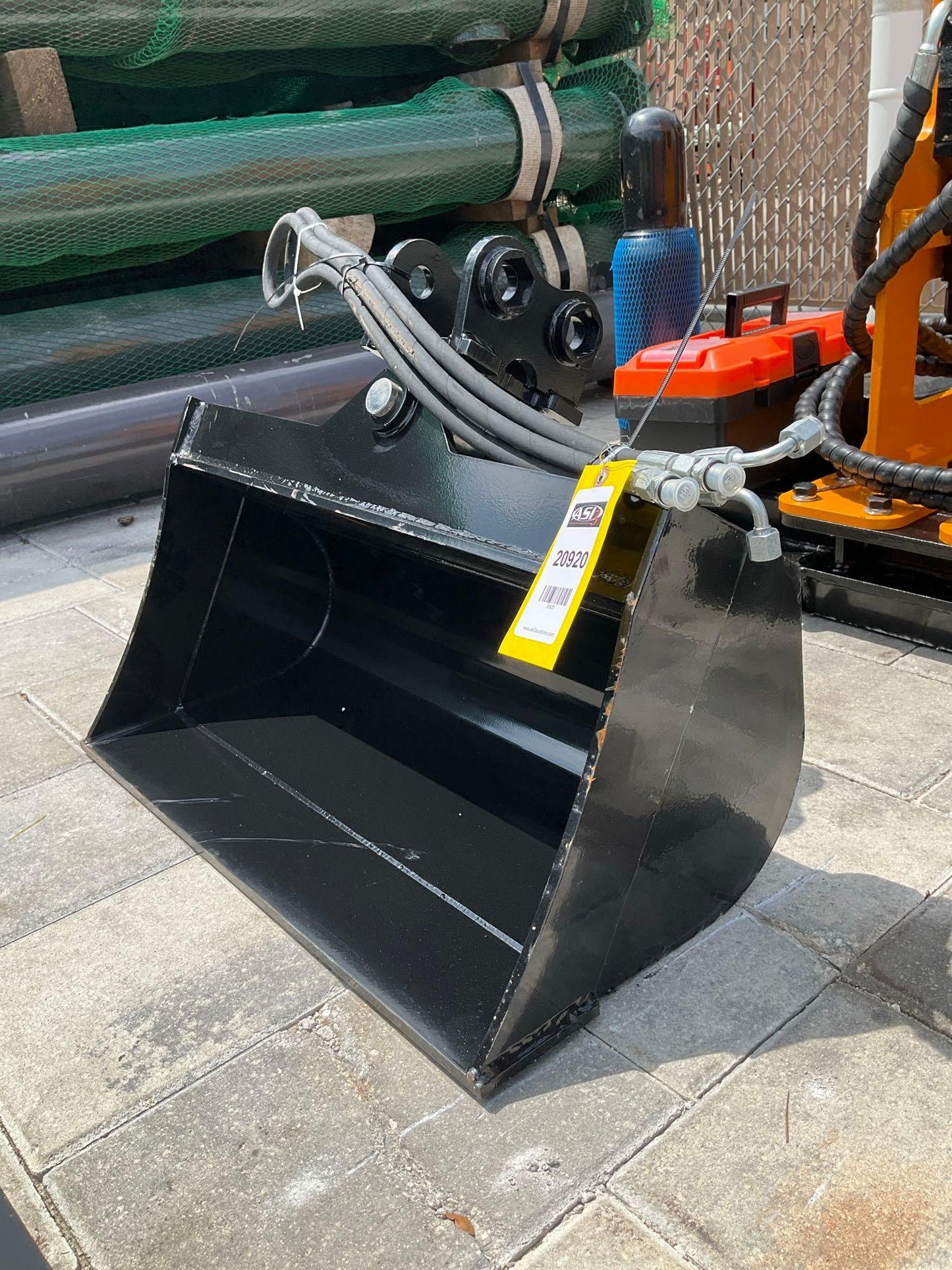 ( 1 ) UNUSED 2024 TITLING BUCKET ATTACHMENT FOR EXCAVATOR, APPROX 24in, 20920