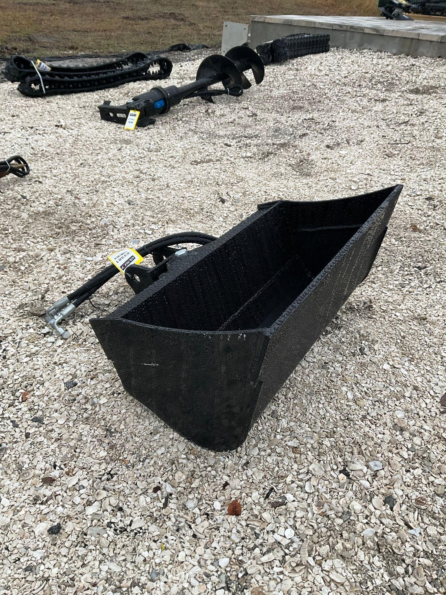 ( 1 ) 2024 UNUSED VICSEC TITLING BUCKET ATTACHMENT FOR EXCAVATOR, APPROX 24in 23381