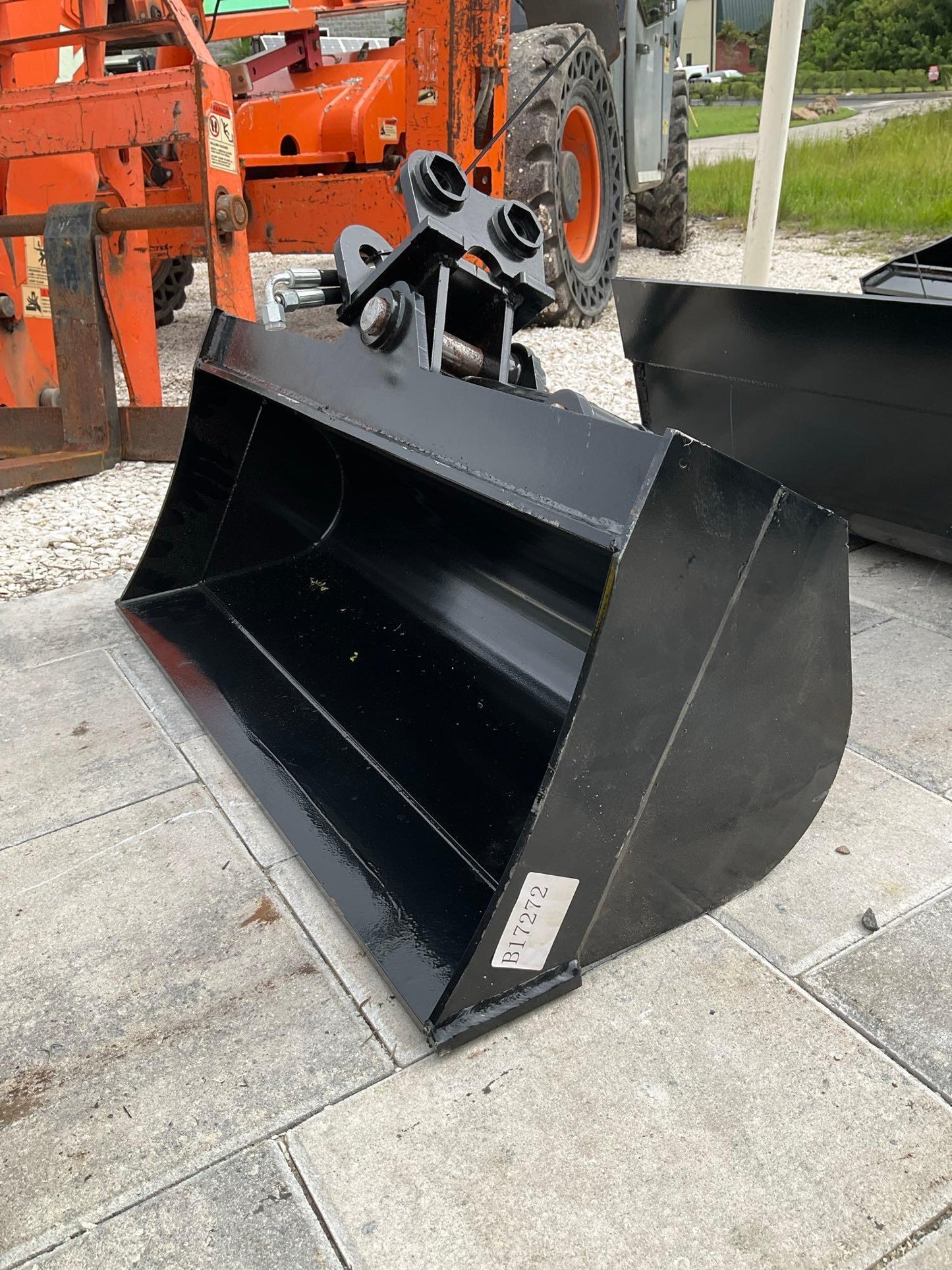 ( 1 ) UNUSED 2024 TITLING BUCKET ATTACHMENT FOR EXCAVATOR, APPROX 32in, 20910