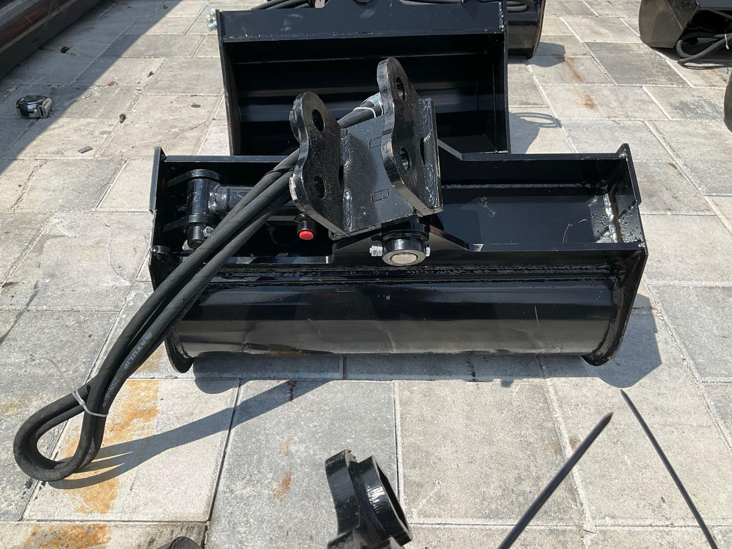 ( 1 ) UNUSED 2024 TITLING BUCKET ATTACHMENT FOR EXCAVATOR, APPROX 24in, 20917