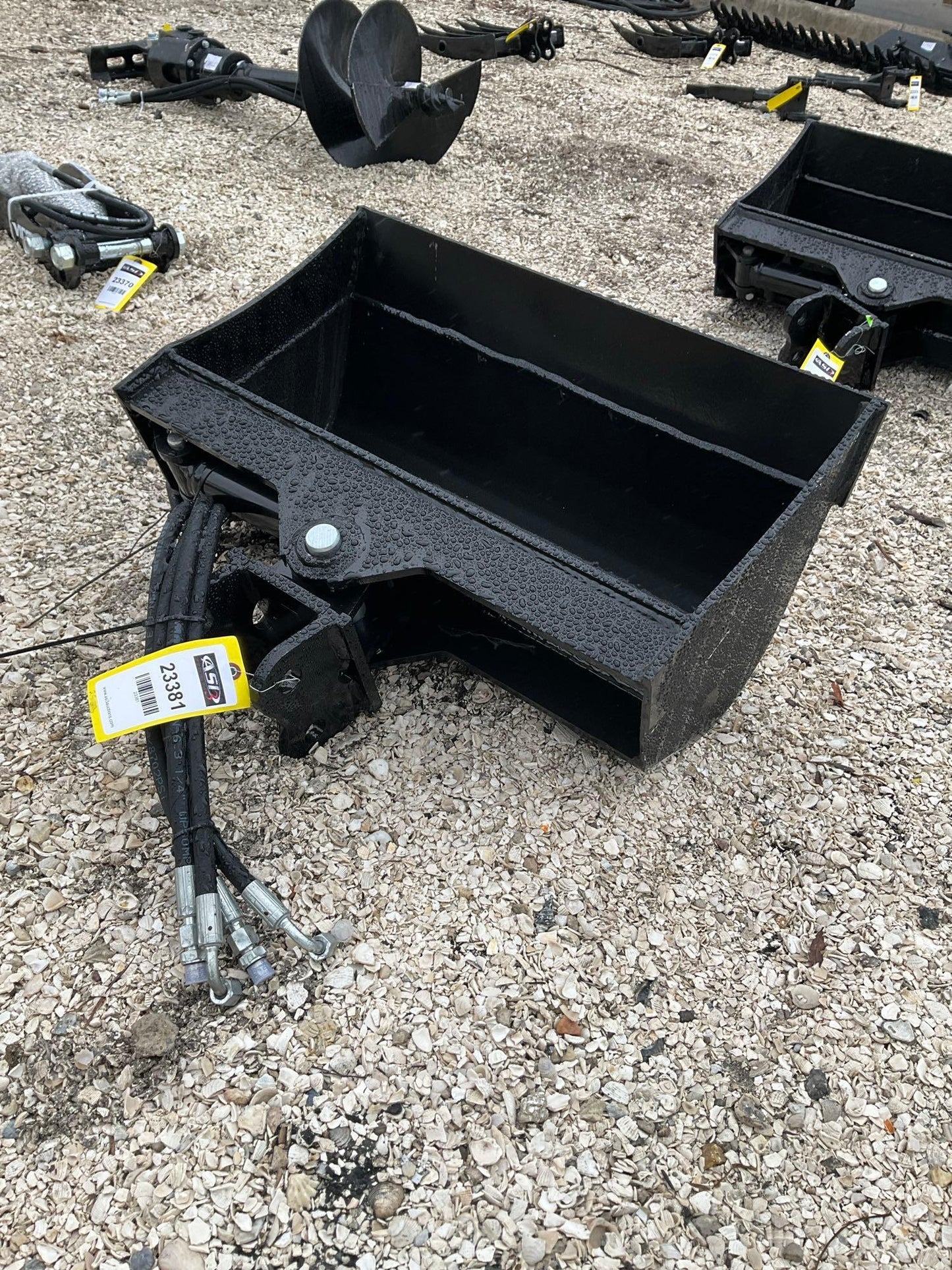 ( 1 ) 2024 UNUSED VICSEC TITLING BUCKET ATTACHMENT FOR EXCAVATOR, APPROX 24in 23381