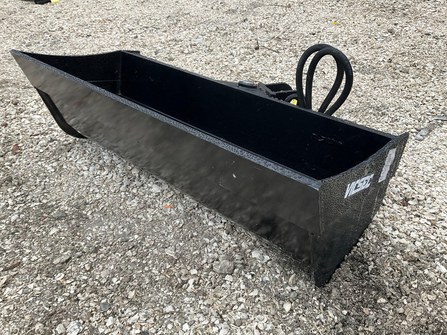 ( 1 ) 2024 UNUSED VICSEC TITLING BUCKET ATTACHMENT FOR EXCAVATOR, APPROX 32in 23378