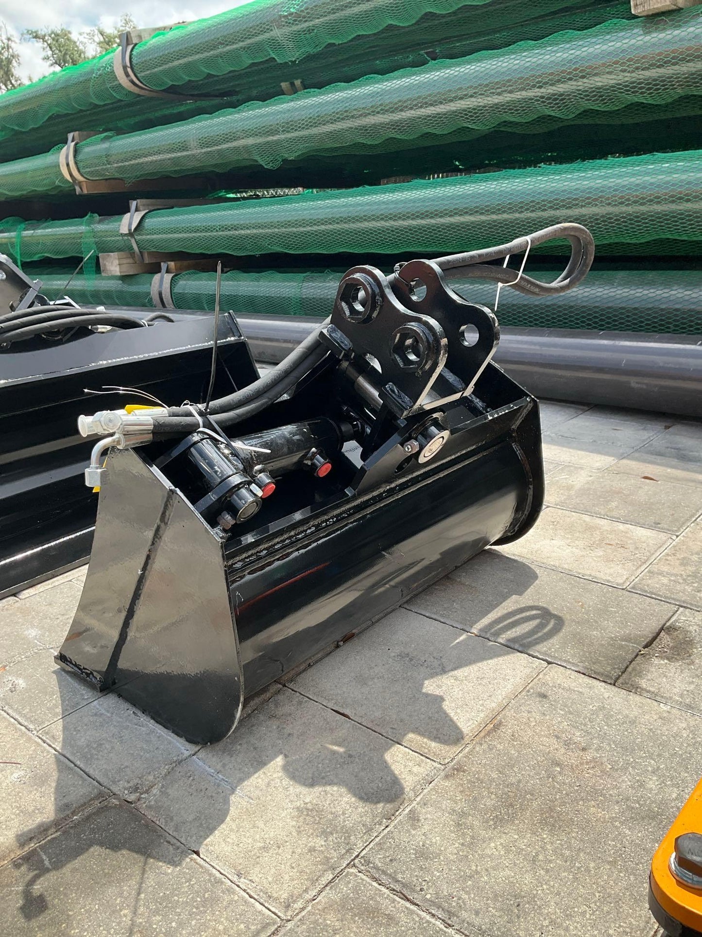 ( 1 ) UNUSED 2024 TITLING BUCKET ATTACHMENT FOR EXCAVATOR, APPROX 24in, 20920