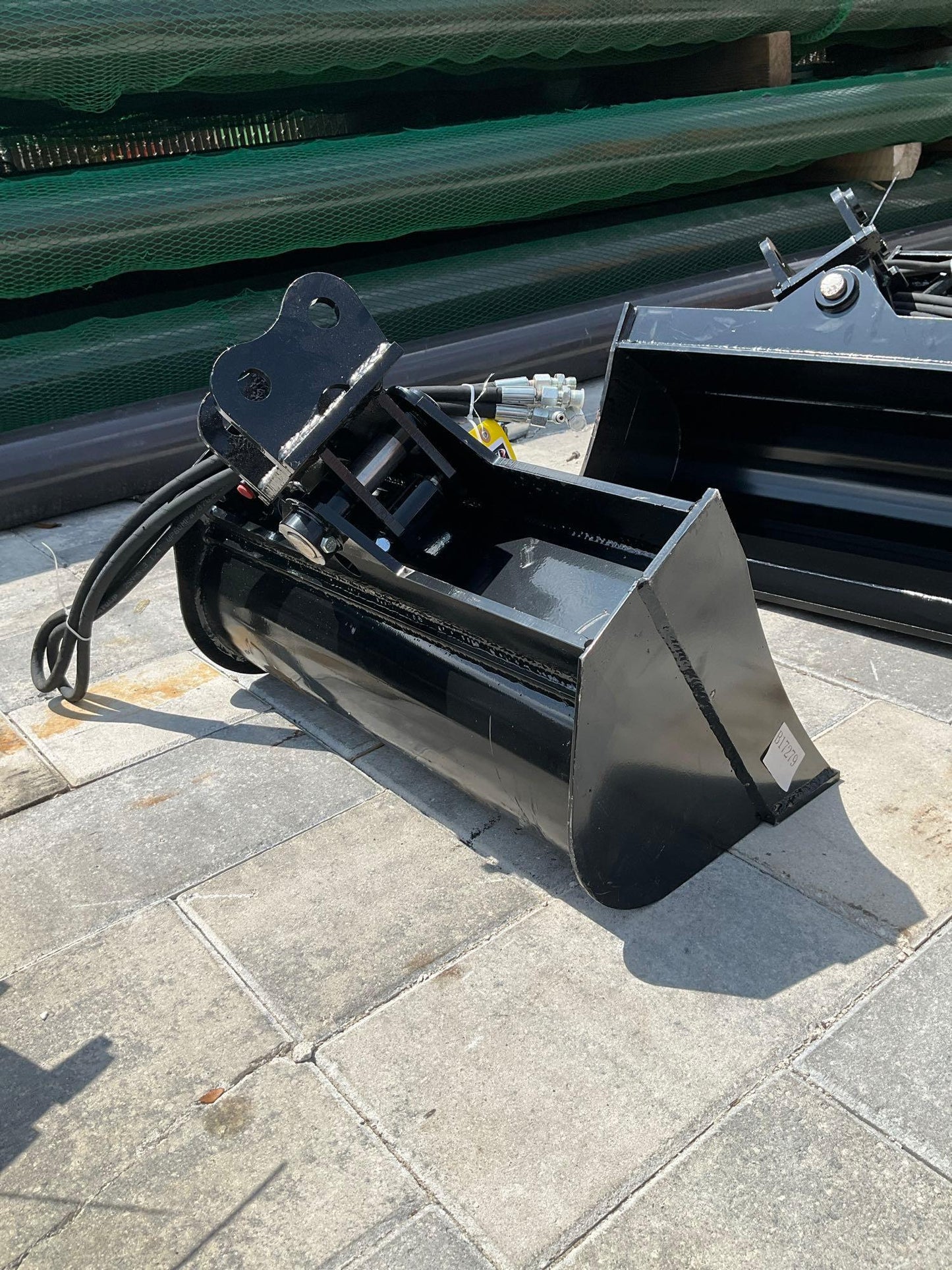 ( 1 ) UNUSED 2024 TITLING BUCKET ATTACHMENT FOR EXCAVATOR, APPROX 24in, 20917