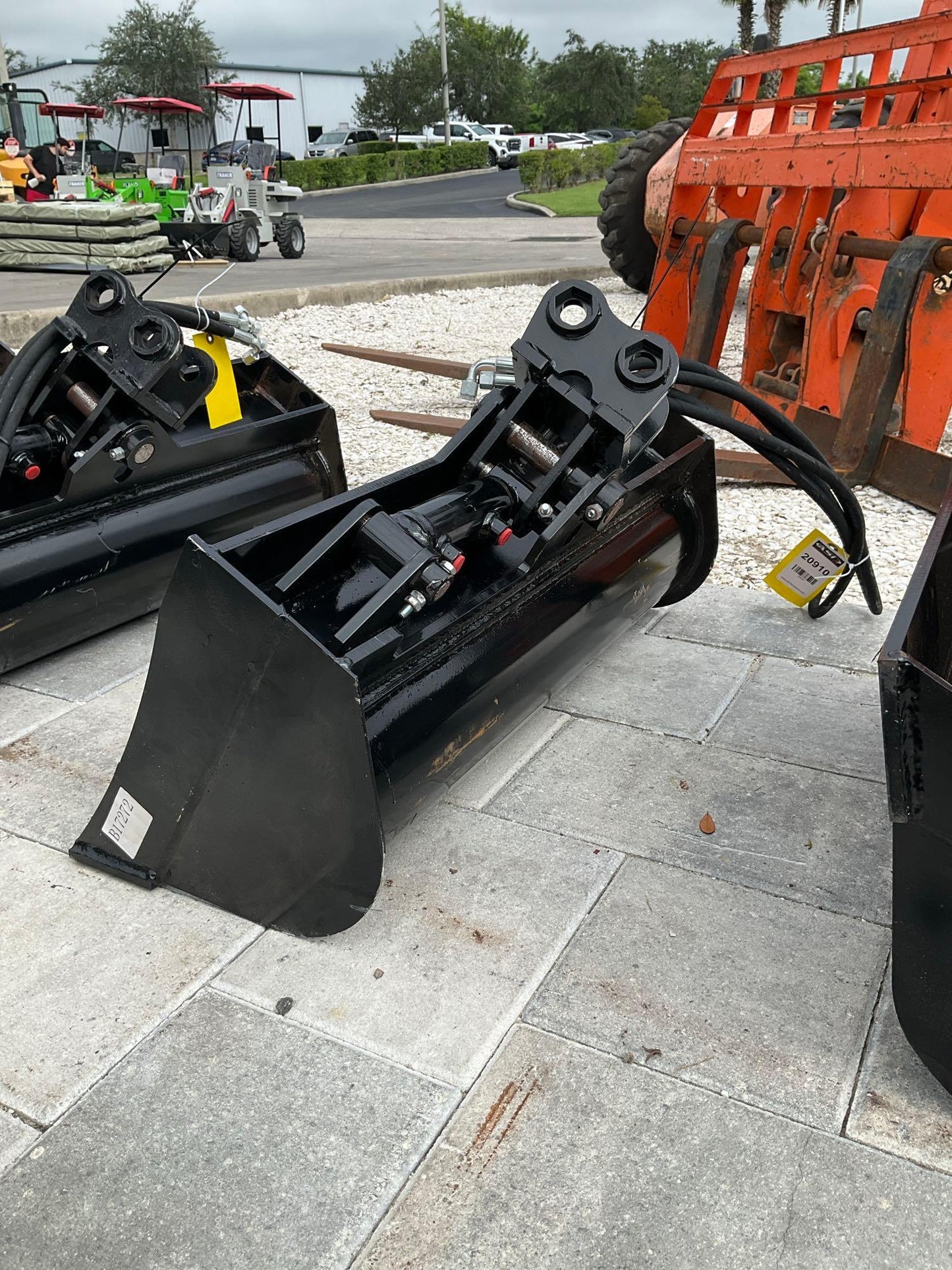 ( 1 ) UNUSED 2024 TITLING BUCKET ATTACHMENT FOR EXCAVATOR, APPROX 32in, 20910