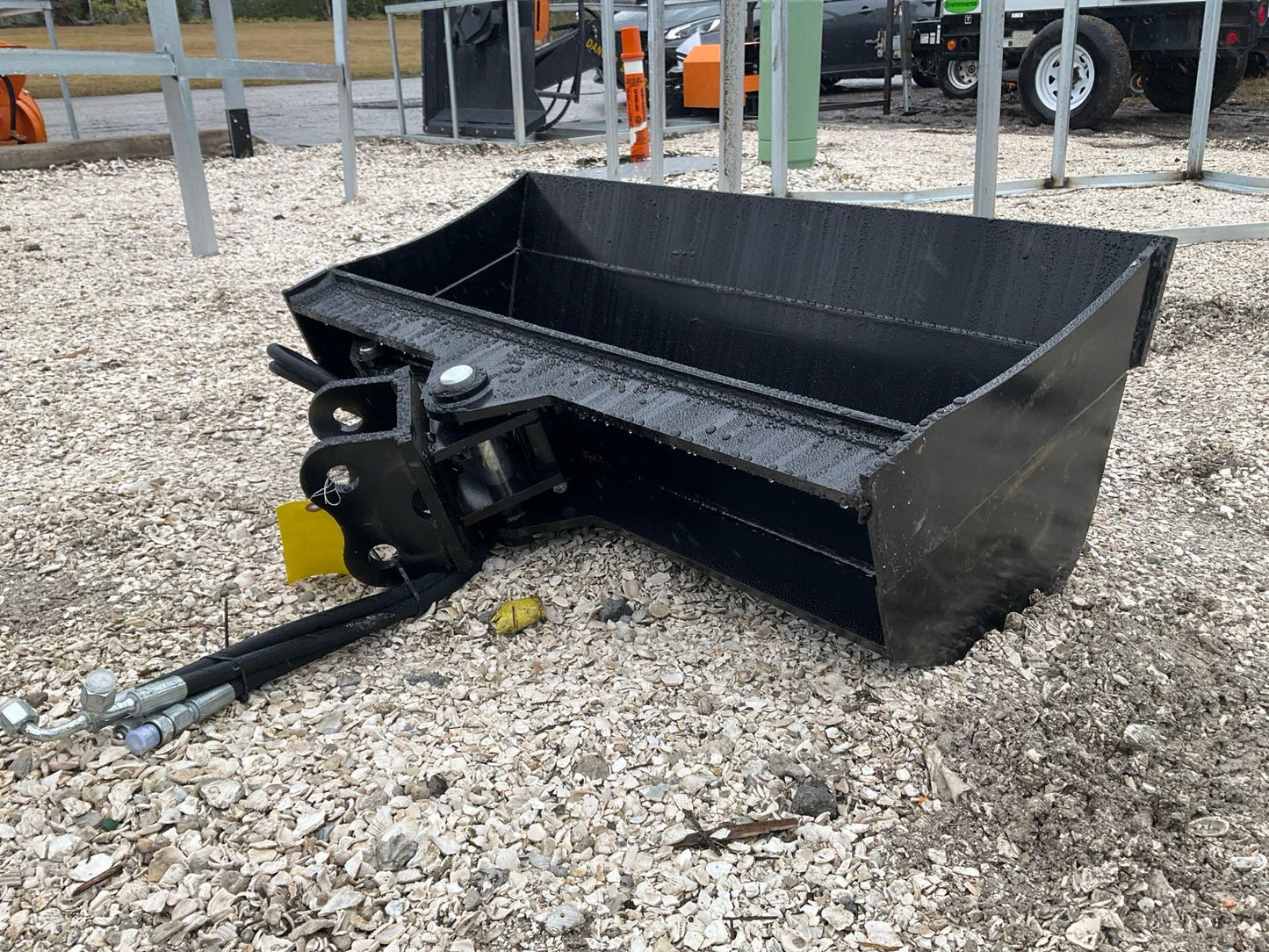 ( 1 ) 2024 UNUSED VICSEC TITLING BUCKET ATTACHMENT FOR EXCAVATOR, APPROX 32in 23379