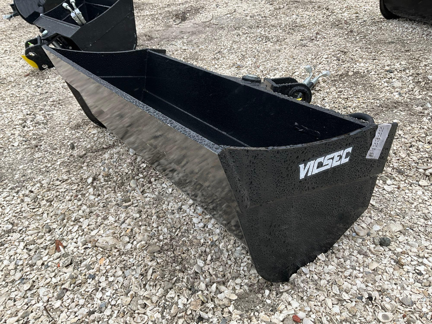 ( 1 ) 2024 UNUSED VICSEC TITLING BUCKET ATTACHMENT FOR EXCAVATOR, APPROX 32in 23379