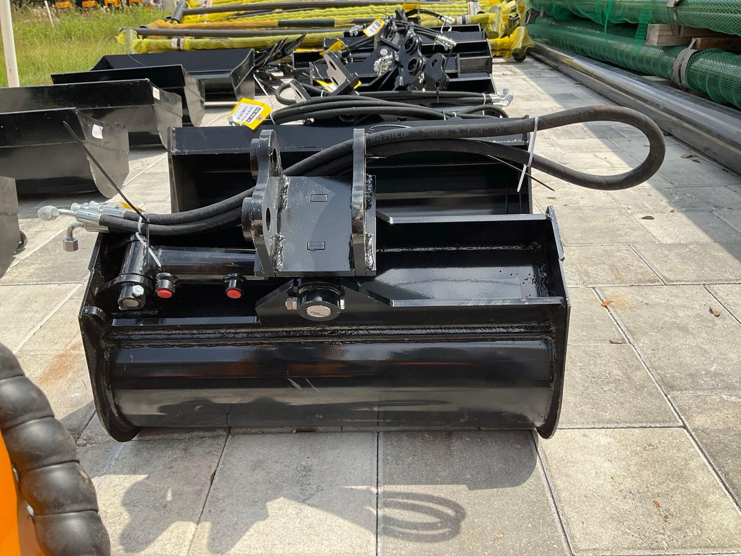 ( 1 ) UNUSED 2024 TITLING BUCKET ATTACHMENT FOR EXCAVATOR, APPROX 24in, 20920