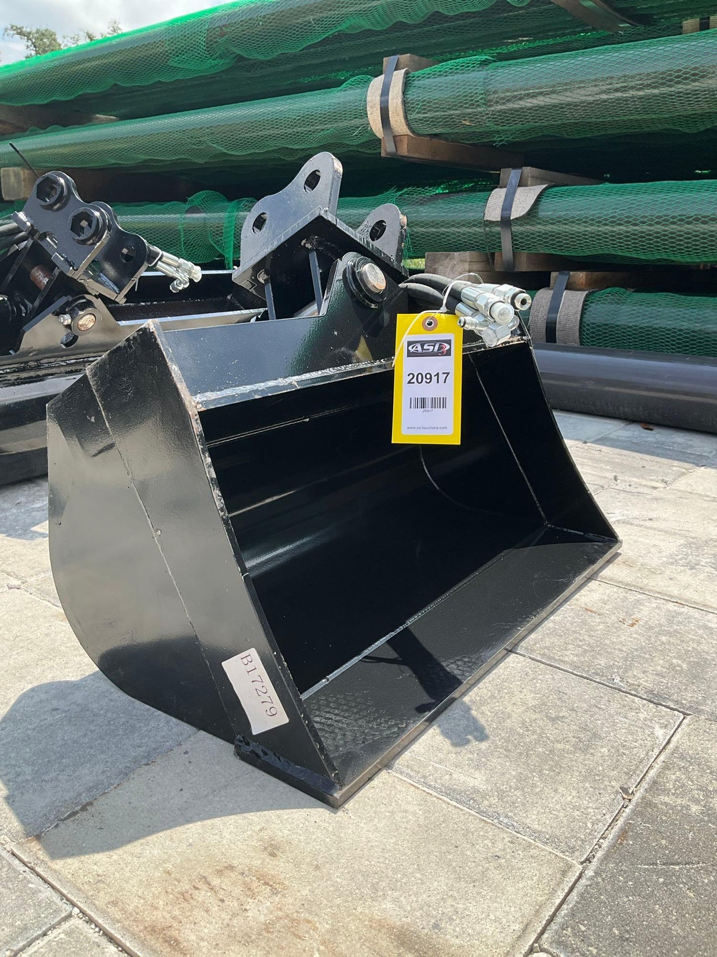 ( 1 ) UNUSED 2024 TITLING BUCKET ATTACHMENT FOR EXCAVATOR, APPROX 24in, 20917
