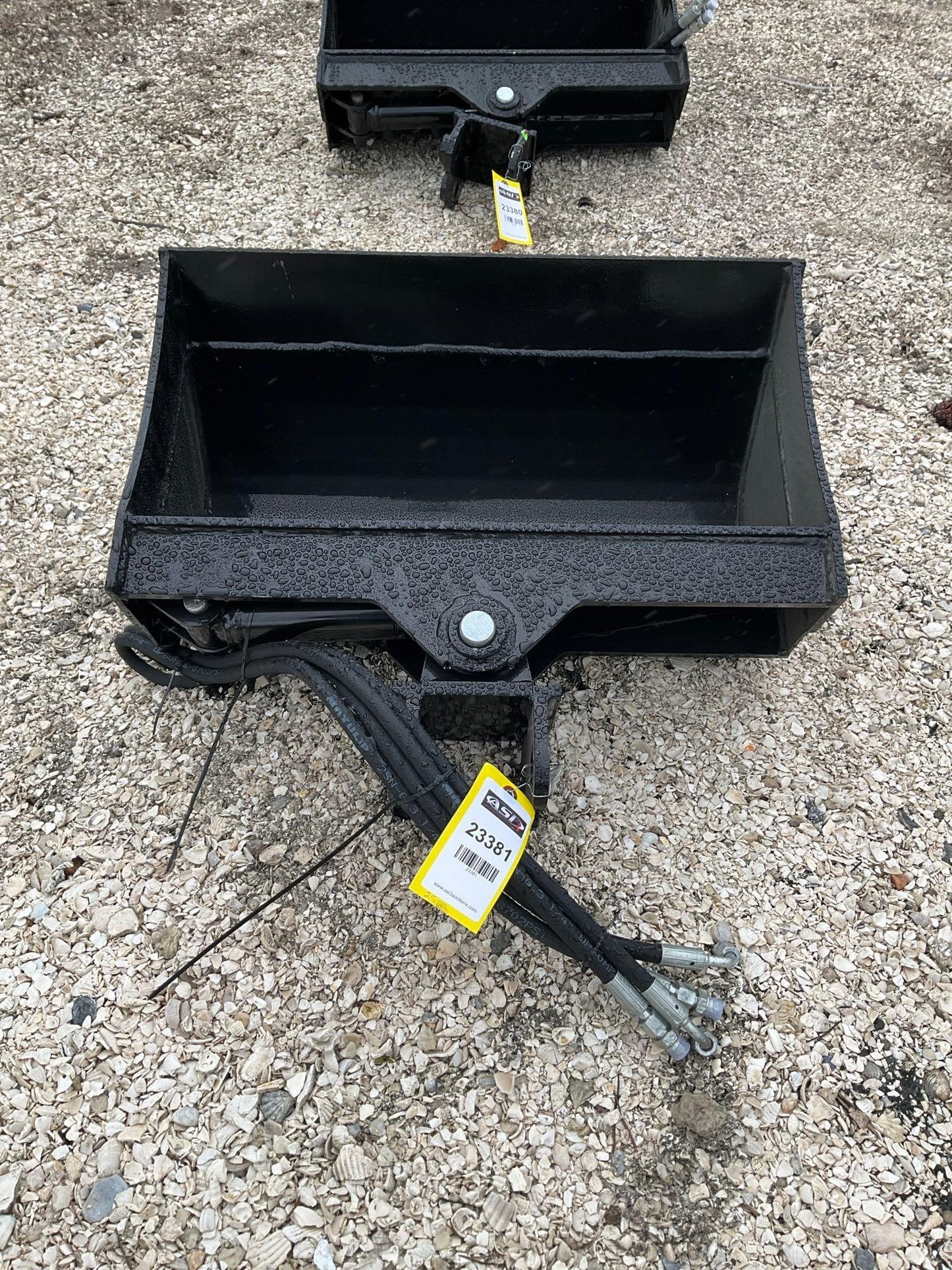( 1 ) 2024 UNUSED VICSEC TITLING BUCKET ATTACHMENT FOR EXCAVATOR, APPROX 24in 23381