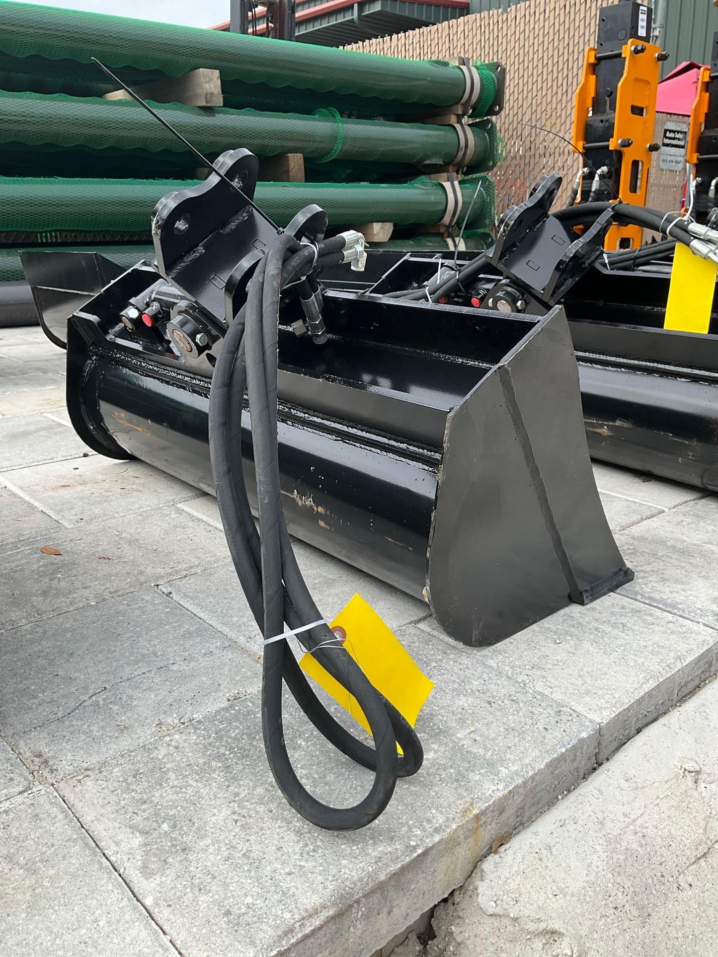 ( 1 ) UNUSED 2024 TITLING BUCKET ATTACHMENT FOR EXCAVATOR, APPROX 32in, 20910