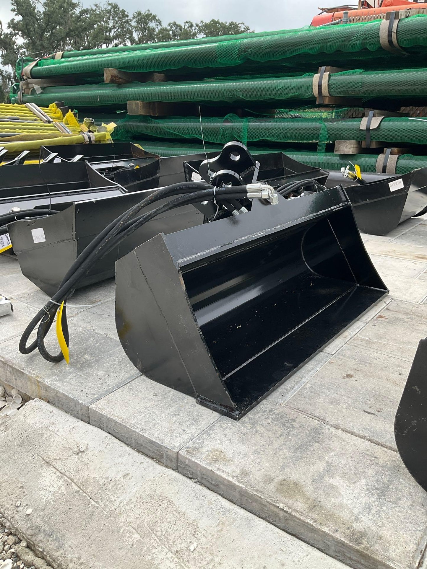 ( 1 ) UNUSED 2024 TITLING BUCKET ATTACHMENT FOR EXCAVATOR, APPROX 32in, 20910